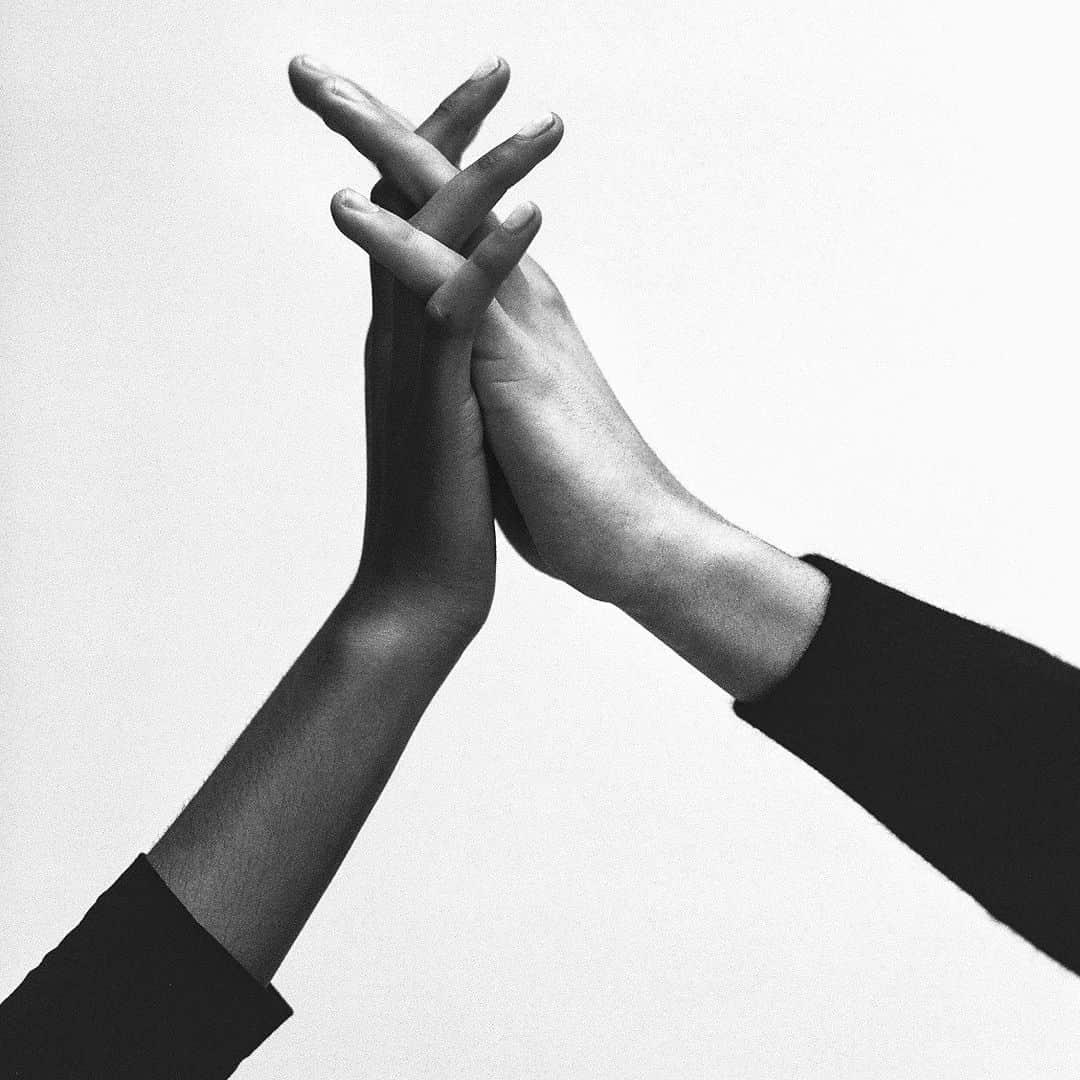 ドゥラメールのインスタグラム：「We stand with the Black community as allies, friends and family.⁣ ⁣ At La Mer we believe in hope, but we are deeply saddened witnessing the injustice happening to the Black community. ⁣ ⁣ As a brand built on the fundamental values of inclusion, love, respect and equality, it’s more important than ever that we come together to condemn these actions and support one another.」