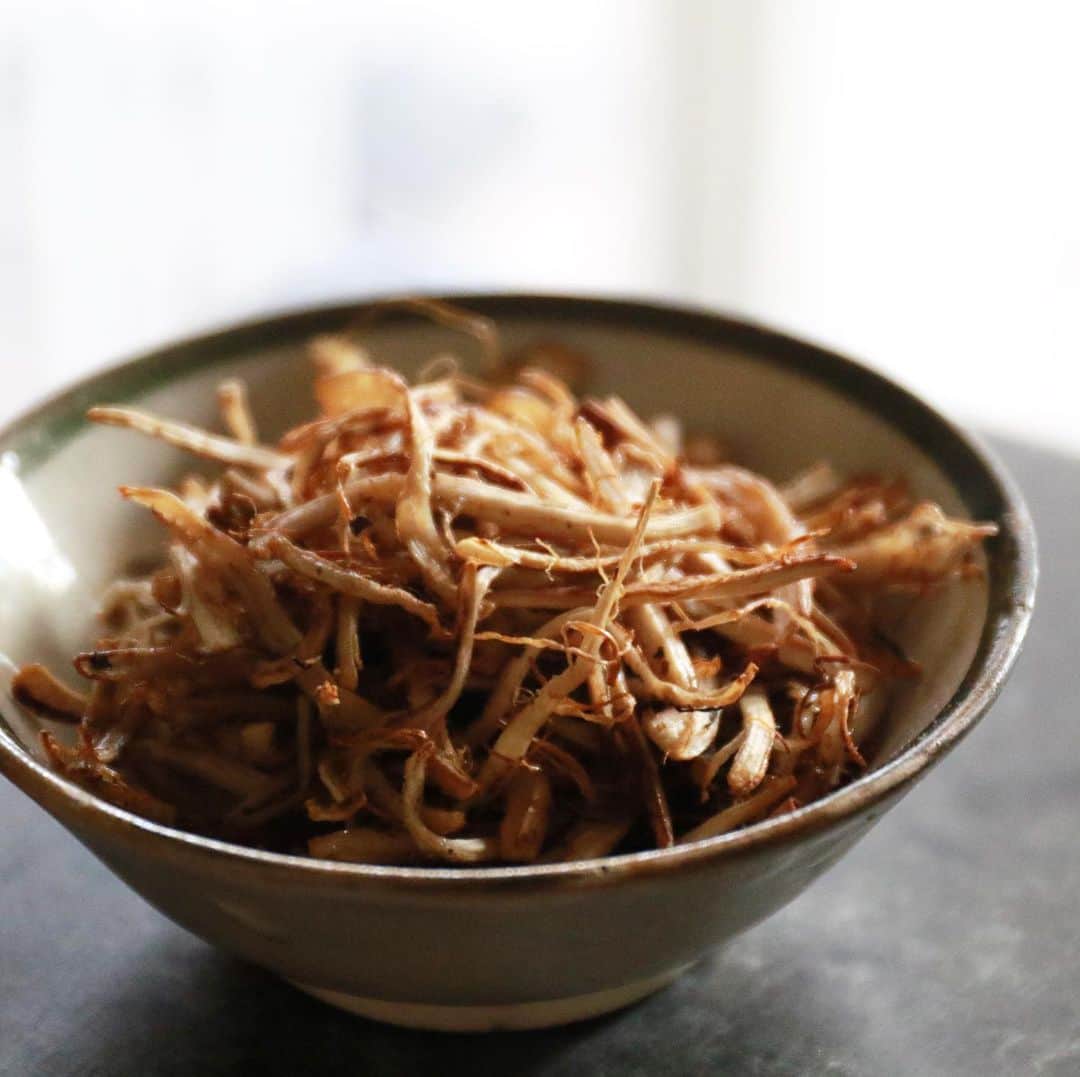 馬場裕之のインスタグラム：「椎茸の軸きんぴら🍄 『材料』 椎茸の軸 塩胡椒 ごま油 ①椎茸の傘の部分はスライスして保存袋に入れて冷凍します。（出汁が出やすくなります。これを使ったレシピはまた更新しますね） ②軸の石突きを切り、軸を手で裂く。 さけるチーズみたいな感じで。 ③フライパンにさいた軸を入れ中火で5分乾煎りします。 焦げないように混ぜながらやって下さい。 ④5分乾煎りしたら火を止め塩胡椒を適量（一味や七味、山椒などでも）ごま油（オリーブオイルやお好きな油で）をほんの少し入れて絡めたら完成です。 さきイカに負けないとんでもない歯応えなので少量ずつ食べてみてください。 #おうち時間  #おうちごはん  #吉本自宅劇場  #馬場ごはん」