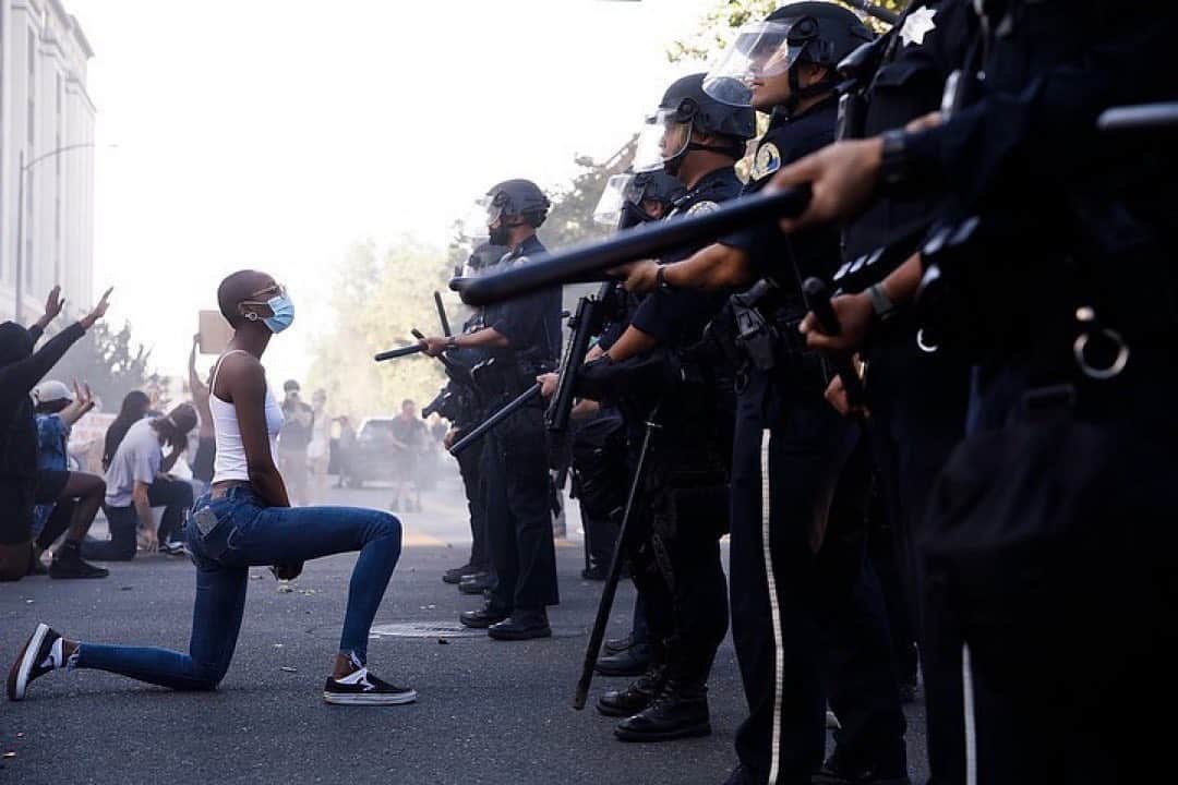 Paul Octaviousのインスタグラム：「This image... . Protestor takes a knee during a #SanJose protest. Photo by @daisugano  for @mercnews  #georgefloyd #blacklivesmatter  #justiceforgeorgefloyd #lgbt #socialjustice #strongblackwoman #blackpower #blackwoman #protest #blackandproud #cnn #msnbc #obama #liberal」