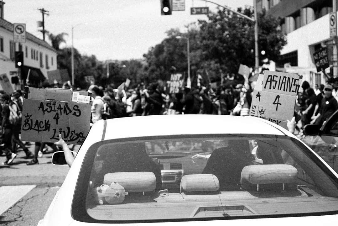 ルイス・タンさんのインスタグラム写真 - (ルイス・タンInstagram)「Photographs I took today at the protest. The unity and energy was undeniably transcendent. We can not stand by and let this keep happening. #justiceforgeorgefloyd #beverlyhills #LA」5月31日 9時48分 - lewistanofficial