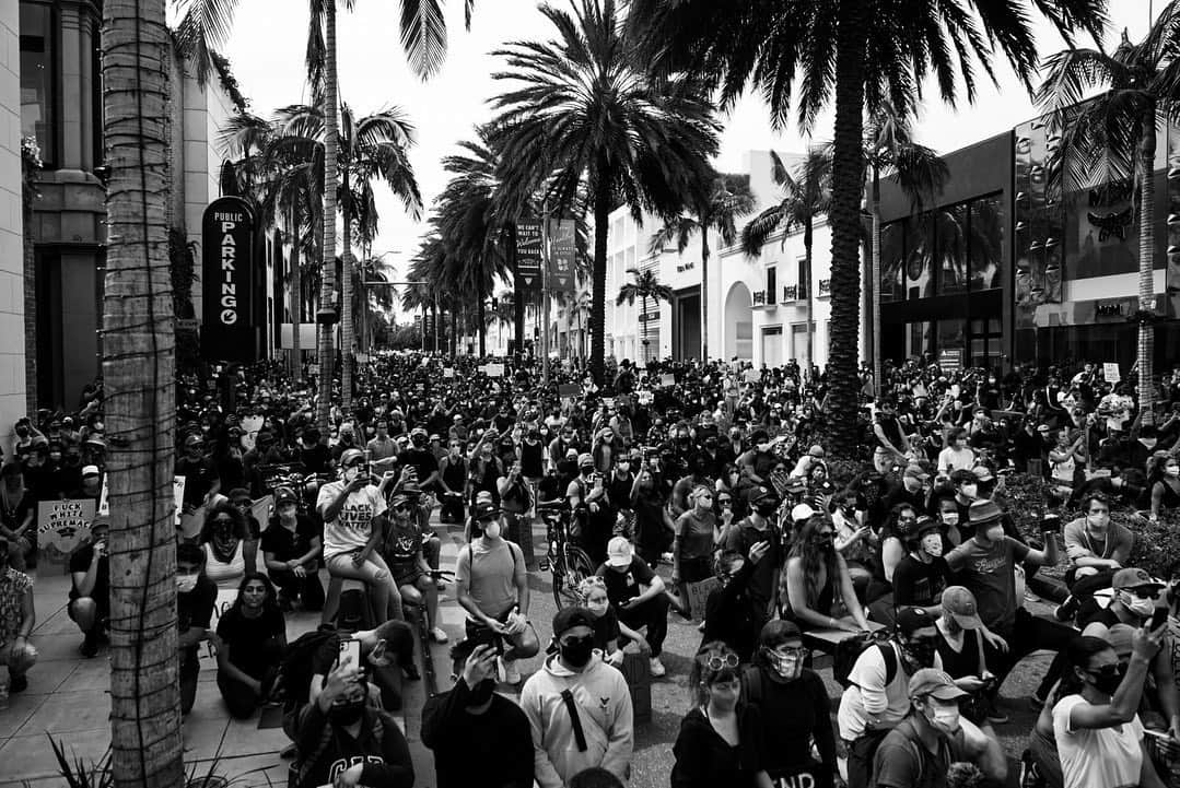 ルイス・タンさんのインスタグラム写真 - (ルイス・タンInstagram)「Photographs I took today at the protest. The unity and energy was undeniably transcendent. We can not stand by and let this keep happening. #justiceforgeorgefloyd #beverlyhills #LA」5月31日 9時48分 - lewistanofficial
