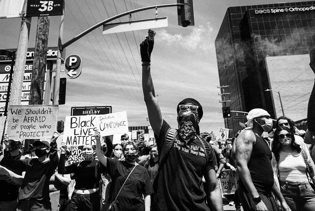 ルイス・タンさんのインスタグラム写真 - (ルイス・タンInstagram)「Photographs I took today at the protest. The unity and energy was undeniably transcendent. We can not stand by and let this keep happening. #justiceforgeorgefloyd #beverlyhills #LA」5月31日 9時48分 - lewistanofficial