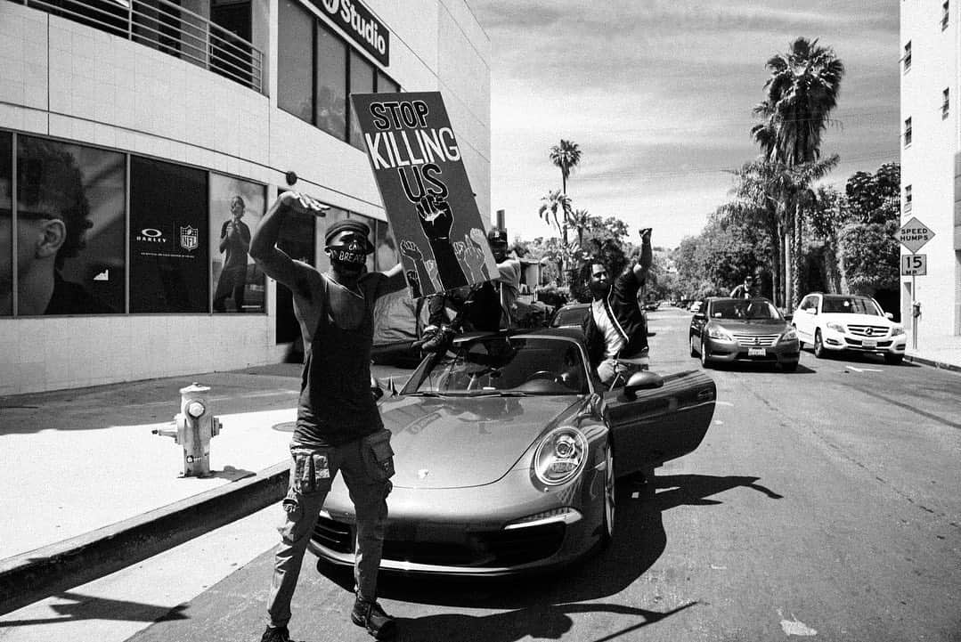 ルイス・タンさんのインスタグラム写真 - (ルイス・タンInstagram)「Photographs I took today at the protest. The unity and energy was undeniably transcendent. We can not stand by and let this keep happening. #justiceforgeorgefloyd #beverlyhills #LA」5月31日 9時48分 - lewistanofficial