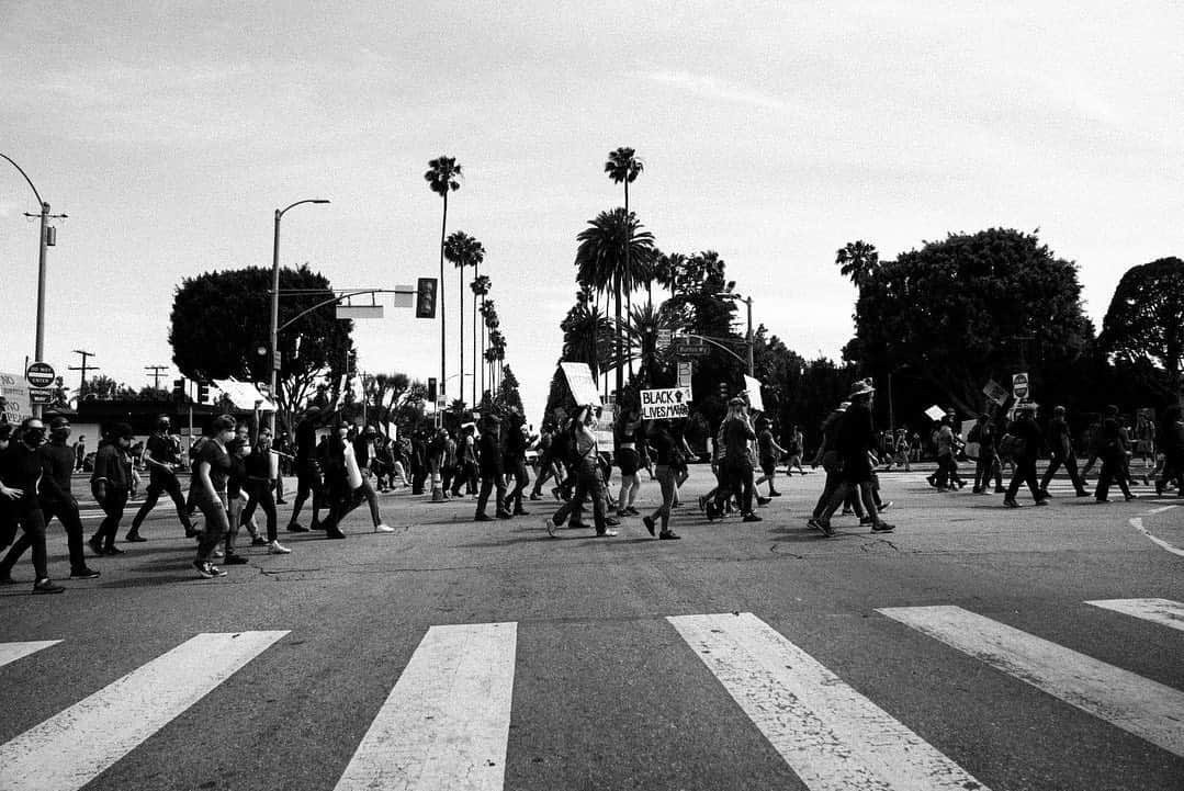 ルイス・タンさんのインスタグラム写真 - (ルイス・タンInstagram)「Photographs I took today at the protest. The unity and energy was undeniably transcendent. We can not stand by and let this keep happening. #justiceforgeorgefloyd #beverlyhills #LA」5月31日 9時48分 - lewistanofficial