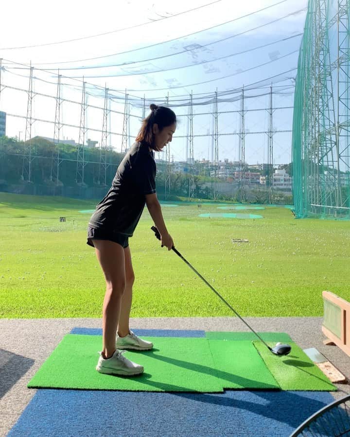 夏美のインスタグラム：「徐々に練習再開中⛳️🏌️‍♀️ 沖縄の練習場は打てば打つ程ボール単価が安くなるとこ多いみたいです😳 #ゴルフ　 #golf  #golfswing  #ドライバー  #ドライバーショット #ドライバーショット動画  #沖縄ゴルフ　 #沖縄ゴルフ練習場  #夏美の沖縄ゴルフ」
