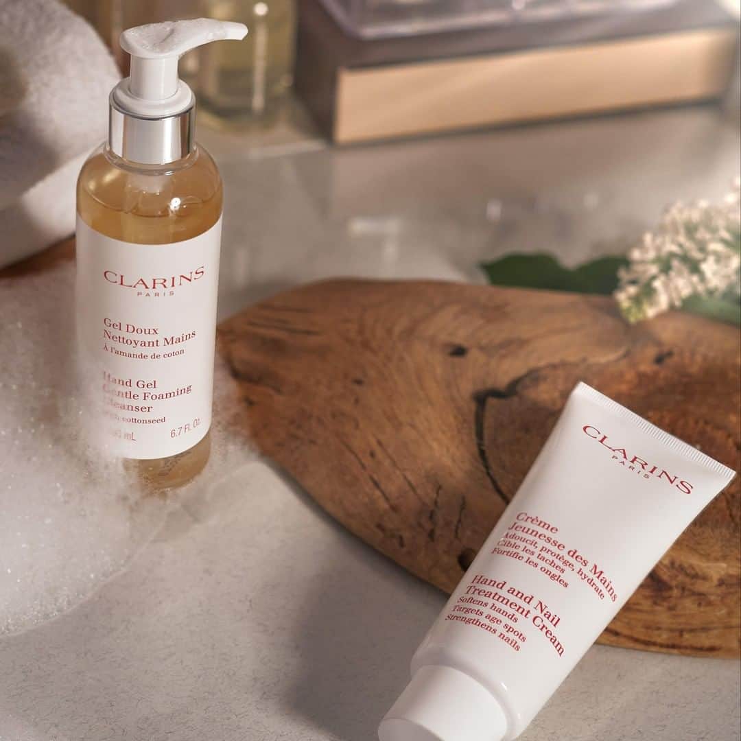 Clarins Canadaさんのインスタグラム写真 - (Clarins CanadaInstagram)「Best friends forever! The perfect duo to keep your hands clean and perfectly hydrated.👏🧼🧴 ⁣__________ ⁣Meilleurs amis pour toujours ! Le duo parfait pour garder vos mains propres et parfaitement hydratées.👏🧼🧴 ⁣. ⁣. ⁣. ⁣#Clarins #ItsAllAboutYou #StaySafeWithClarins #ChezVousAvecClarins」5月31日 10時00分 - clarinscanada
