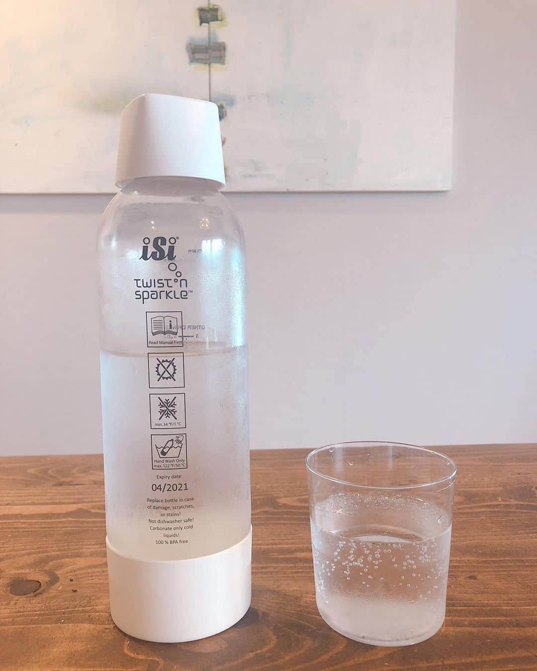 田中マヤさんのインスタグラム写真 - (田中マヤInstagram)「我が家は炭酸水をよく飲むので もう何年もコレを愛用✨ ◾️ツイスパソーダ ・ 電源もいらないし、 ゴミもカートリッジだけ✨ お水の他にも ジュースやお酒も炭酸にできるの😌 ・ 持ち運びもできるから、 キャンプとかでも使えるよ👍✨ ・ ボトル3本いつも冷蔵庫に 入れてます✨✨ ・ #炭酸水 #ツイスパソーダ  #sparklingwater #love #instagood #셀스타그램 #셀피 #셀카 #일상 #데일리 #뷰티 #미용 #좋아요 #탄산수」5月31日 10時03分 - tanakamaya__official