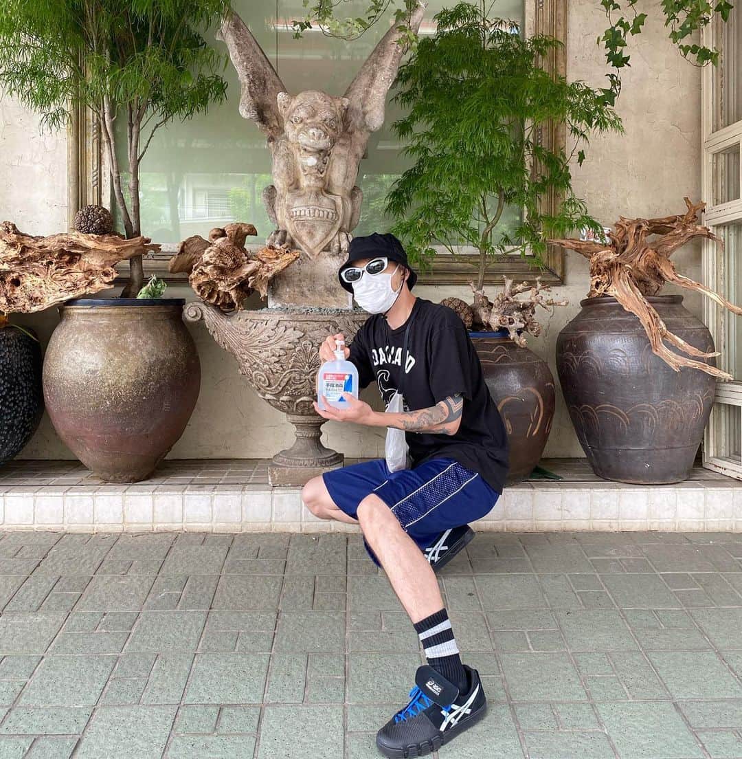 DJ DARUMAのインスタグラム：「どうも👋🏻 まだまだマスクと消毒がマストな僕です😷」
