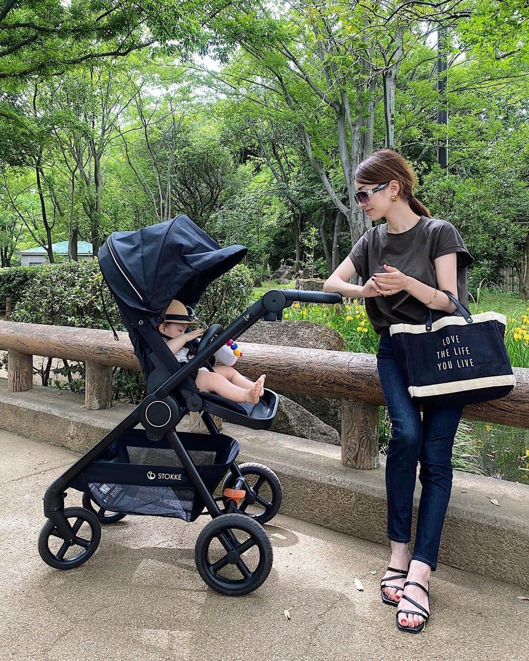 吉田理紗さんのインスタグラム写真 - (吉田理紗Instagram)「New Stroller❤︎ 日本の都市に合わせて作られた ストッケ初のコンパクトストローラー、BEAT(ビート)です。  ストッケ ビートの主な特徴は ・親子の距離が近づくハイシート ・狭いところも楽々通れるコンパクト設計(改札も通れる!) ・大きなホイールでスムーズ走行 ・人間工学に基づいた成長に優しいシート ・ママにも簡単！片手で折りたたみ  実際に使ってみて、↑は本当に実感しています。  あと個人的に有り難く感じているのは、 ・見た目がかっこいい❤︎ ・荷物入れが大きい&出し入れがとてもしやすい(抱っこ紐とか、楽にポンって置けます) ・ハンドルの角度を調整するとピタッとくっつける(電車やエレベーターでスペースをとらないの最高) ・日除けの角度が最高。顔も見えるし眩しくない  等々です。 これから上にまとめたビートの魅力を 細かくご紹介していきます！  もっと気軽に外出できるようになって 娘と一緒にこのビートでたくさん色んなところに遊びに行ける日が待ち遠しいです😊  #STOKKE #STOKKEBEAT #ストッケ #ストッケビート #コンパクトベビーカー #ベビーカー #コンパクトストローラー #ストローラー #ストッケビートアンバサダー #ママコーデ #女の子ママ #新米ママ」5月31日 10時05分 - yoshirisaa