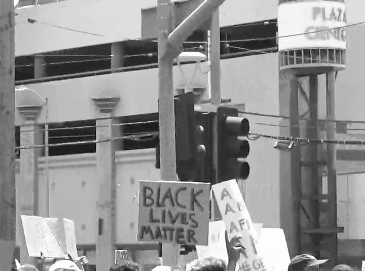 コートニー・イートンのインスタグラム：「BLACK LIVES MATTER!  I see you, I hear you and I stand with you. I use my voice and my privilege in hopes to help bring change. If you remain silent, you have not gone unnoticed. To my friends and loved ones who stand tall and scream loud. I am proud of you.」