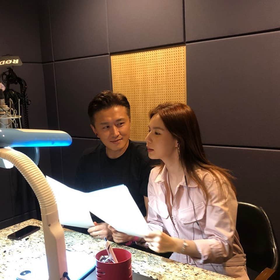 パク・シウンのインスタグラム：「내가좋아하는 녹음실 부스안~😄 허니와함께~😁💕」