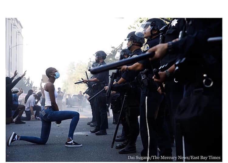 ゾーイ・クラヴィッツさんのインスタグラム写真 - (ゾーイ・クラヴィッツInstagram)「let her show you how to PROTECT AND SERVE. #blacklivesmatter」5月31日 10時14分 - zoeisabellakravitz