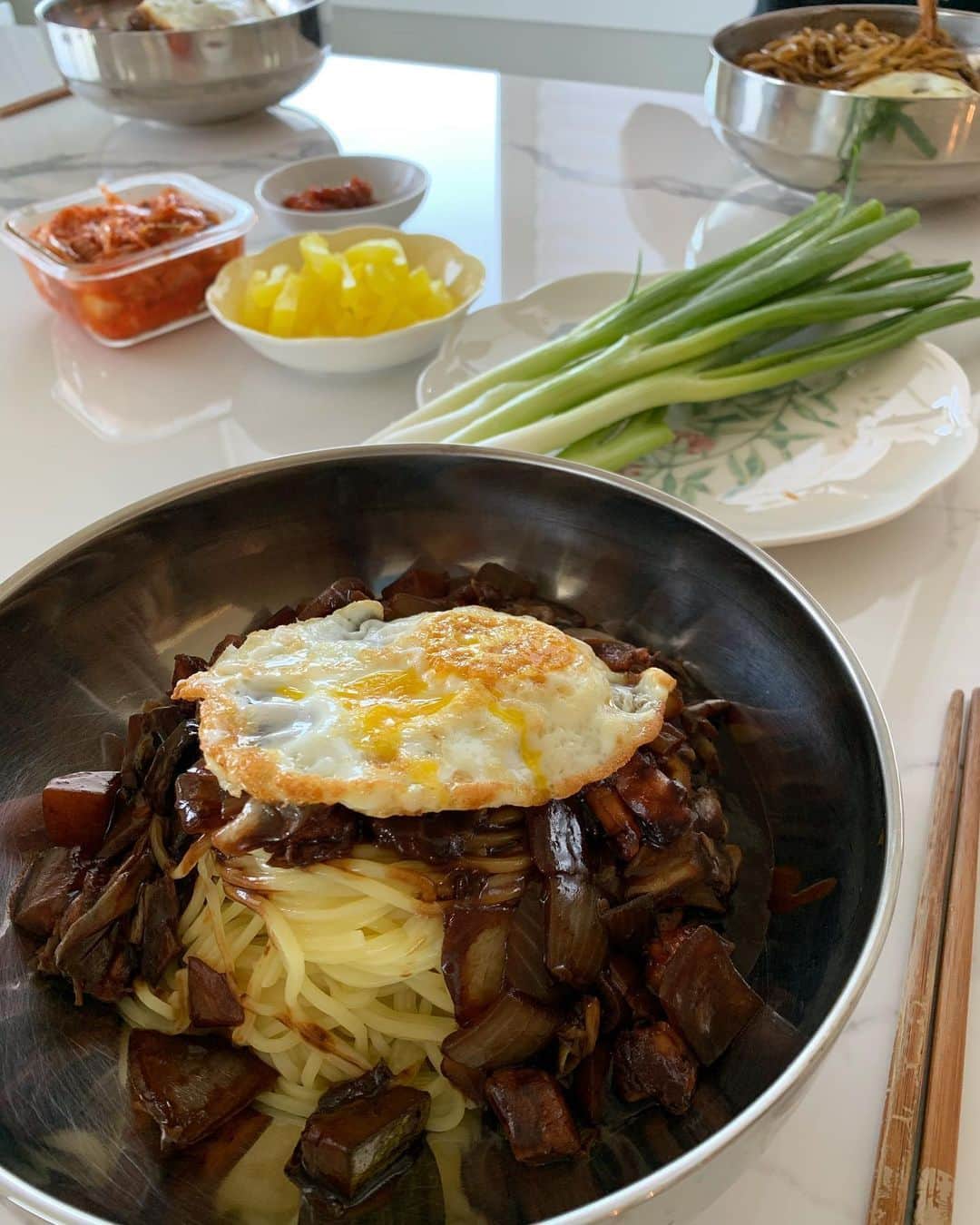 ハー・ミジョンのインスタグラム：「아빠표 짜장면❣️ 탕수육은 어디에....? #아빠 #짜장면 #jmt」