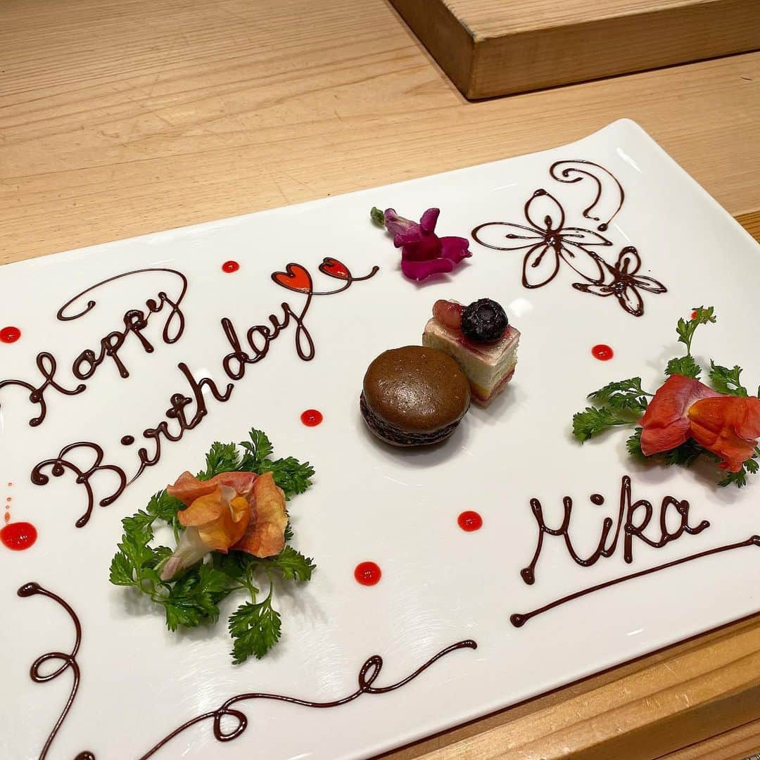 Mika Jimboさんのインスタグラム写真 - (Mika JimboInstagram)「【デートにぴったりなお店】  遅れてきた誕生日祝い🎉﻿ ﻿ 西麻布　肉割烹上に連れてってもらった❤️﻿ もちろん焼肉が一番好きだけど、肉割烹も好きなんだなと知った日だった🥩﻿ ﻿ 牛フィレカツが好きすぎる〜﻿ しゃぶしゃぶのごまだれもすっごく美味しくて、どうやって作ってんのか細かく聞きたいぐらいだよ👂﻿ ﻿ 美味しいご飯屋さんに行くとお家でご飯作る欲が沸く😤❤️﻿ ﻿ ﻿ とにかく全部美味しかった❤️❤️❤️❤️❤️❤️ 最後に出てきた大人の味のミリンはわたしには大人すぎたけど、それ以外全部大好き味🥳❤️ 連れてってくれてありがとう〜🤗 最後の写真じわる。 #肉割烹上#肉割烹#西麻布上#西麻布グルメ#西麻布ディナー#誕生日祝い#誕生日ご飯#誕生日会」5月31日 10時19分 - mikajimbox