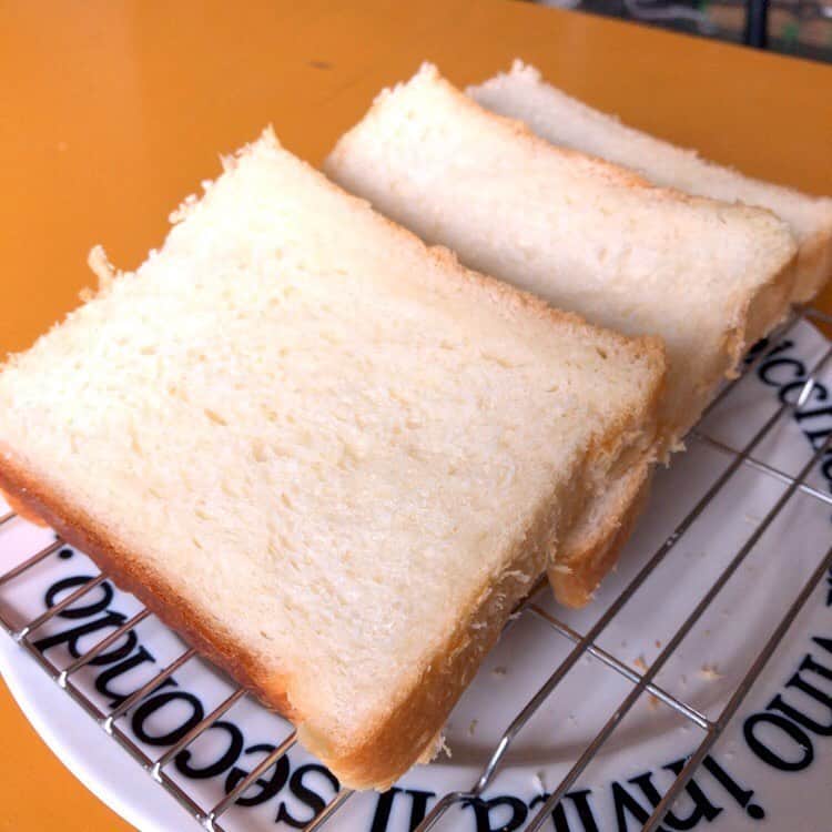 兵頭彰のインスタグラム：「佐藤選手のインスタライブでこしらえた生食パン🍞 このまま食べても十分美味しい✨  #bjw  #大日本プロレス #大日道場飯」