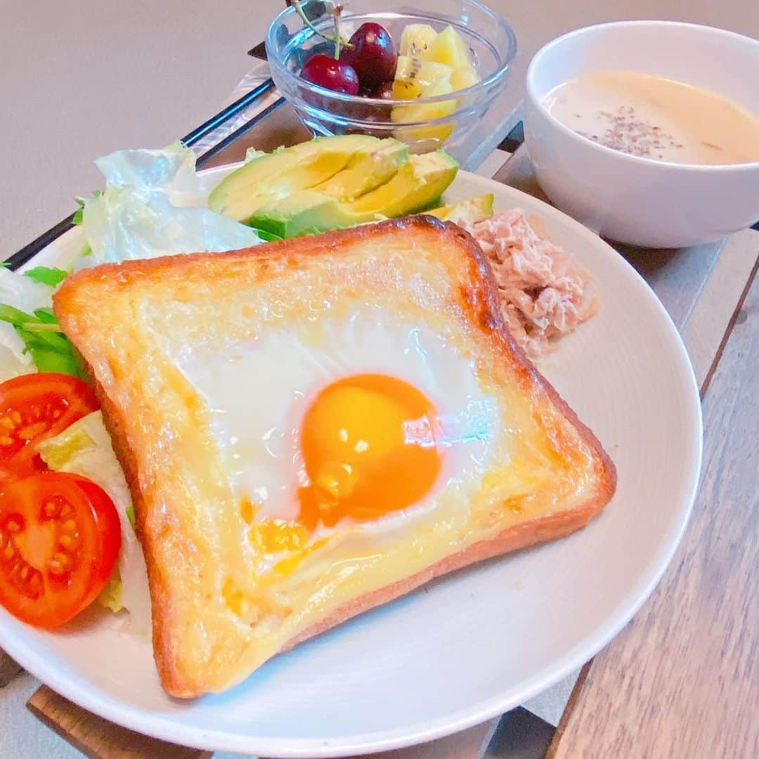 瀬戸山清香のインスタグラム：「パン焼き過ぎたかな。 食欲復活！！🤣🤣🤣✨✨ #breakfast #lunch #bred #soup #cooking #自炊 #morning #japan #tokyo #朝からよく食べる #昨日一昨日と食欲なかったから！ #という言い訳 #食べるの大好き」