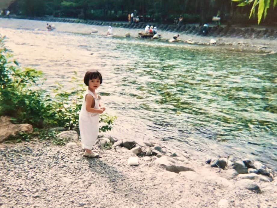 奥村佳恵のインスタグラム：「５月３１日、今日は私の誕生日です。 父と母、家族、友人達、いつも私を見守ってくださっている方々、生まれてから今まで出会ってきた全ての皆様に、本当に感謝です。 皆様にとって希望のある年になりますように。 おでかけするとき小さなおにぎりをいくつも作ってもらって、 おなかが空いてはもぐもぐ食べていたという写真の頃の私。 食べること、お米がだいすきなのは生まれつきだったようです🍚❤️ #mybirthday  #birthday  #thankyou  #2yearsold  #throwback  #childhood  #🎂」