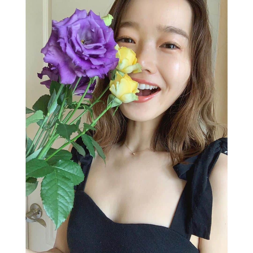 猪鼻ちひろのインスタグラム：「みなさんおはよう💐💛💜 朝お風呂から出て、濡れてる状態でこのオイルを髪の毛や身体に塗り、髪の毛を巻いて、お気に入りのボディースーツを着たよ✌︎﻿ ﻿ おこもり美容や自宅でのホームケアをリッチにするアイテムは何個あったって嬉しい。色んなものを試してみるチャンスでもあるから色々使ってみてるよ🕊 ﻿ ダイアンボヌールは、サスティナブルやトレーサビリティに配慮されたブランドで、女性の経済自立援助や砂漠の緑地化など様々な活動をしているそうで、そういった背景を知ることが出来て良かったなぁと思いながら使っています🌍 オーガニック99.7％だからお肌にも髪にも使えていいよね。(一度綺麗に手を洗わなくて良くストレスフリー) ﻿ ちなみにずぼら女子にとって美容品は置く場所が結構大事で、 お風呂場や脱衣所に置いておくと習慣化できるよ！﻿ 割と重め質感だから足と手の甲に塗るとしっとりして好き！ #ちひろの美容#ダイアンボヌール﻿#dianebonheur﻿#ファーミングシャンプー﻿#シグネチャーオイル﻿#ブルージャスミン﻿#ヘアオイル﻿#オーガニック﻿#クラフトオイル﻿#サスティナブル﻿#トレーサビリティ﻿#SDGs﻿」