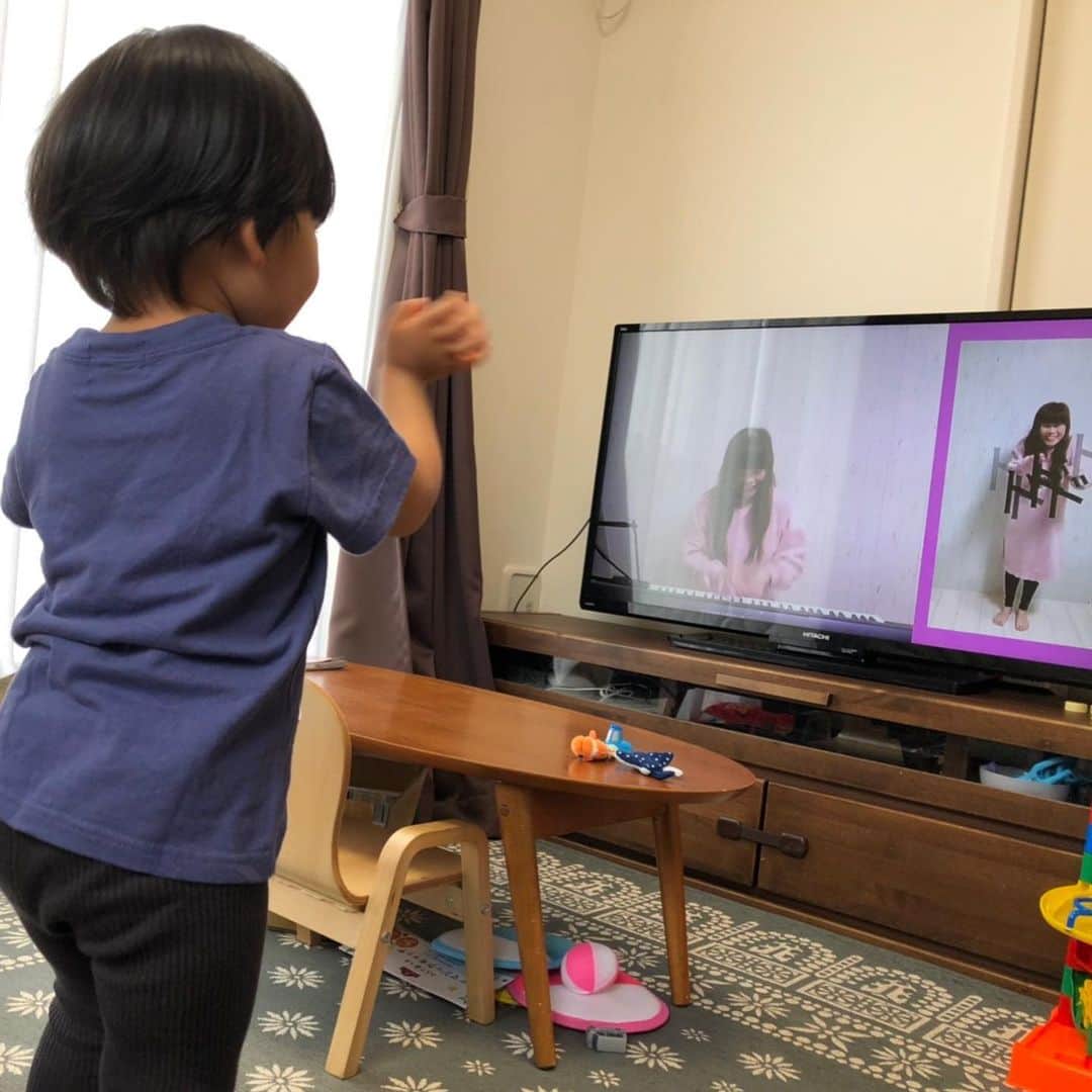 イズミカワソラのインスタグラム：「[本日まで！ 5月中のお申し込みで、無料動画2本ブレゼント ! ]  続々とお申し込みいただいてます！ ・  感想で多いのが、「動画を見ながら音符を口ずさんでてびっくりです。」という感想。 ・ 1歳のお子様でも、動画を見ながら「ドドドー♪」って歌ってくれてるみたいです！ ・ ちなみに、ドレミのうたは、完全オリジナルで、めっちゃ考えたんです(笑)！ ・ ・  15分のメニューの中に、ドレミファソというのが繰り返しいろいろな形で登場するので、覚えちゃいますよねー！ ・ ・ 動画レッスンを受けた感想〜 ・ ・ レッスンが終わってからも…ドドドドドー♪ を歌ったりしていて、こちらが教えなくても自然にドレミの音階を覚えていける気がしました。」 ・ ・ 「先生の真似をして自然と音階を口ずさんだりしているのも分かり、今後のレッスンが楽しみになりました(^^)」 ・  みなさんと音楽できるのを楽しみにしてます!  http://soramusicschool.com/」