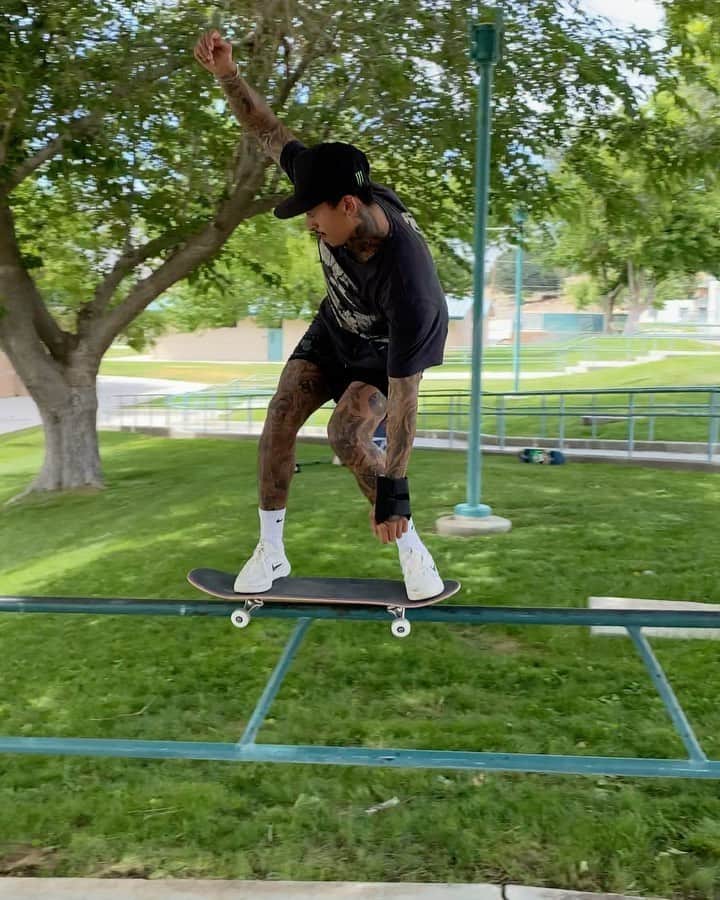 ナイジャ・ヒューストンのインスタグラム：「WHAT A FUCKING RAIL!!!😍」