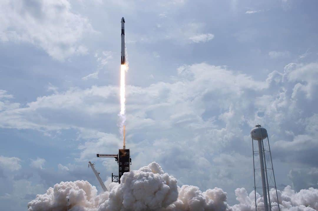 NASAさんのインスタグラム写真 - (NASAInstagram)「🚀 We did it, @spacex.⁣ ⁣⁣ ⁣ For the first time in history, NASA astronauts have launched from American soil in a commercially built and operated American crew spacecraft on its way to the International Space Station (@iss). The SpaceX Crew Dragon spacecraft carrying NASA astronauts Robert Behnken and Douglas Hurley (@astro.doug) lifted off at 3:22 p.m. EDT Saturday, May 30 on the Falcon 9 rocket from Launch Complex 39A at our Kennedy Space Center in Florida.⁣⁣ ⁣⁣ The Crew Dragon is scheduled to dock to the space station at 10:29 a.m. Sunday, May 31. After successfully docking, Behnken and Hurley will be welcomed aboard, where they will become members of the Expedition 63 crew, which currently includes NASA astronaut Chris Cassidy (@astro_seal).⁣ ⁣ ⁣ Photos 1, 3 Credit: NASA/Bill Ingalls⁣ Photos 2, 4 Credit: NASA/Joel Kowsky⁣ ⁣ (The first image in this set is a false color infrared exposure of liftoff.) ⁣ ⁣ #NASA #SpaceX #Launch #CrewDragon #Spacecraft #Liftoff #LaunchAmerica」5月31日 10時40分 - nasa