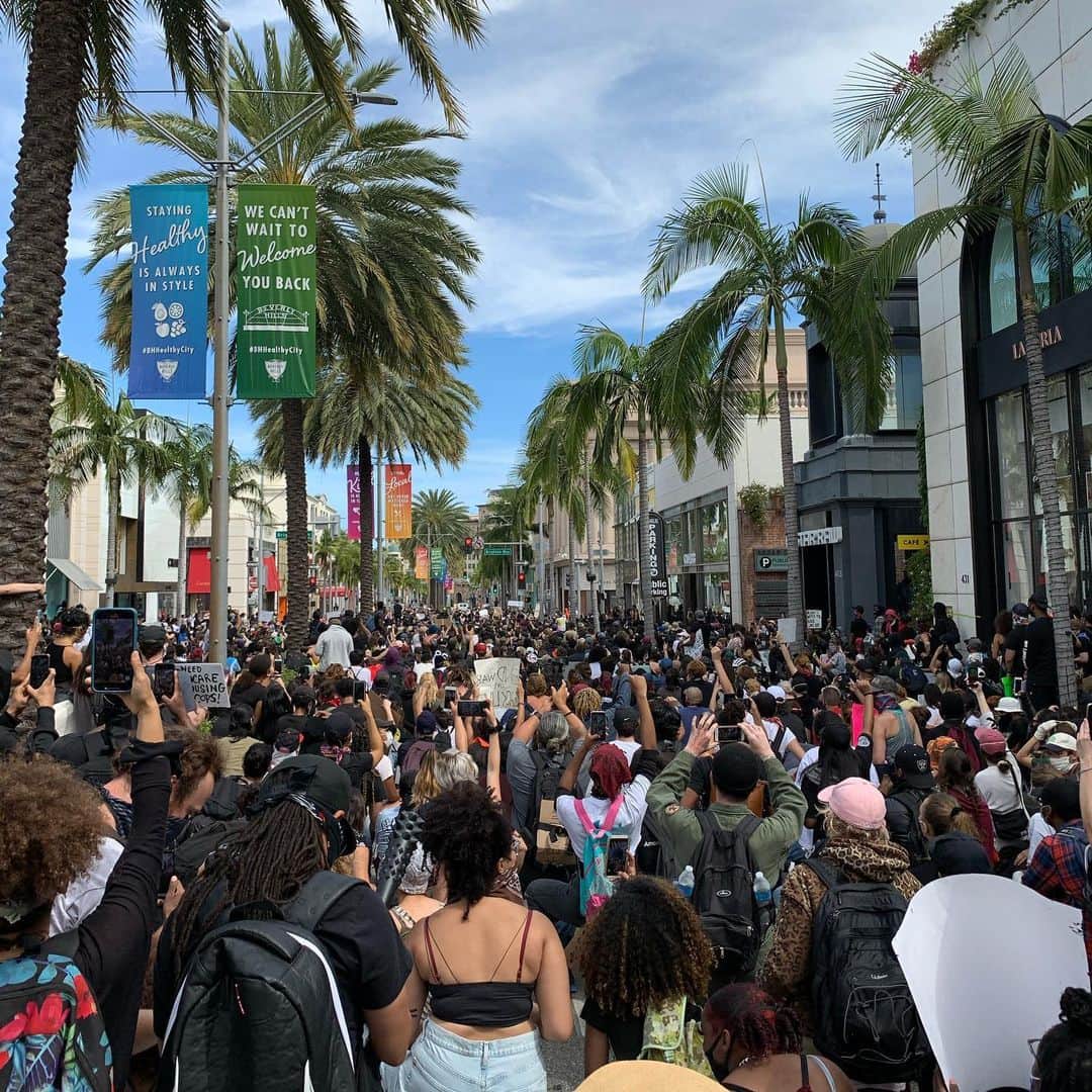 マギー・リンデマンのインスタグラム：「YOU WILL HEAR US!! THIS IS HISTORY!!! WE NEED A CHANGE!!!! l am so overwhelmed with emotions !!! the world is outraged and we will be heard!! rip to all the lives lost to police MURDER, THIS CANNOT CONTINUE. WHITE SILENCE IS VIOLENCE!! if you are not outraged you are not paying attention, IF YOU ARE WHITE AND YOU ARE NOT SPEAKING UP YOU ARE PART OF THE PROBLEM!! being not racism isn’t enough, you must be ANTI RACISM!! you must speak up!! an amazing community of people who deserve respect and EQUALITY!! #blacklivesmatter make them hear u!!!! STAY SAFE」