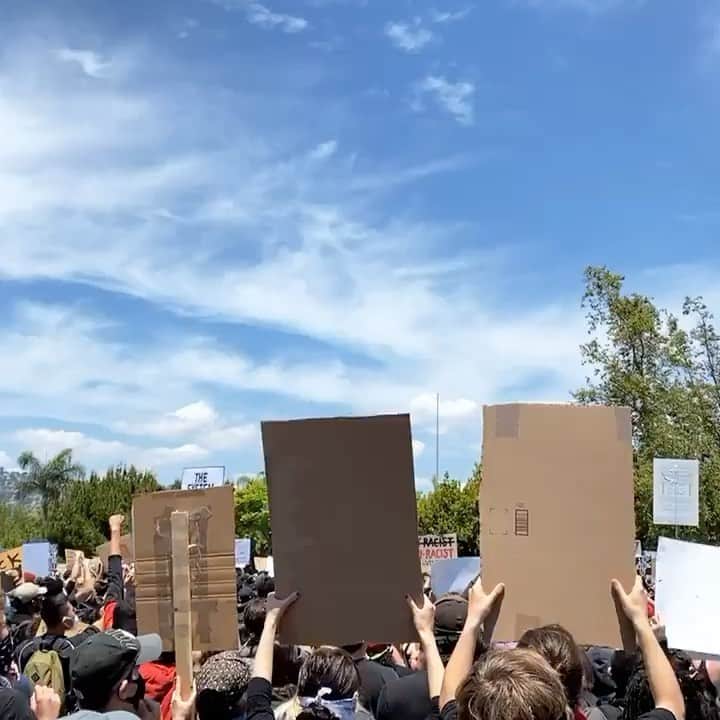 グループラブのインスタグラム：「Use your Voice, stand UP together #blmla」