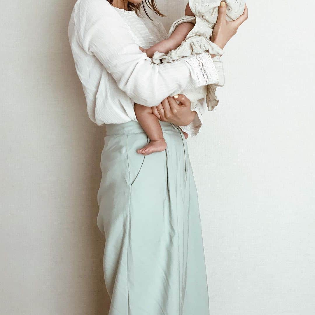 yuiのインスタグラム：「mint blue wide pants.  爽やかで夏らしい @emmyofficial.jp のミントカラーのワイドパンツ。自分的にはちょっと挑戦な色だけど、見た目にもすごく涼しげでかわいい🌿 むすめの服もミントカラーで合わせてみたよ。」