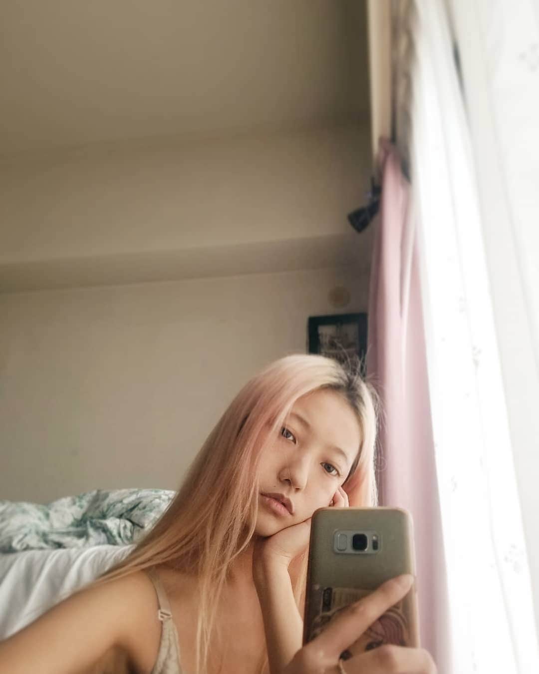 小林レイミのインスタグラム：「プリン嫌いで気になると絶対隠したいんだけど今はちょっとこれも誇らしくていいかな🍇💈 Honesty, I don't like my dark roots.but now.. pretty good! it's like a medal for this period🎗🌟 #pinkhair #stayhometime #goodmorning #realy #lifestyle #fitgirl #haircolor」