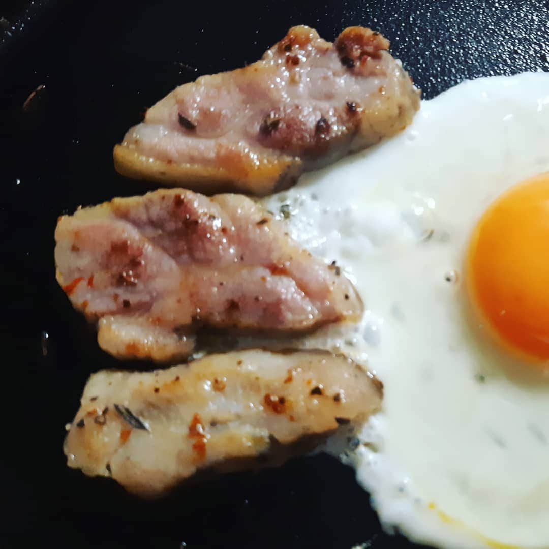 のインスタグラム：「先日仕込んだパンチェッタが完成したので目玉焼きのお供に焼いてみた🍳 ベーコン代わりに使えて便利です。 レシピはアメブロに☺️ 食べ物ばっかりでごめん！」