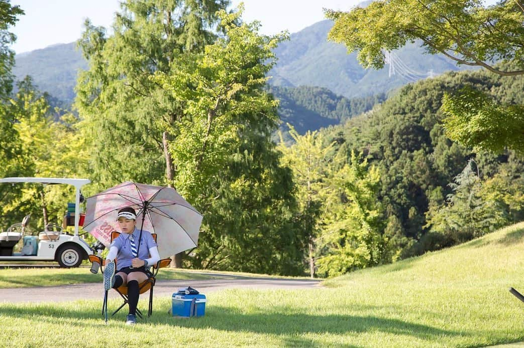 岡村咲さんのインスタグラム写真 - (岡村咲Instagram)「#気づけば変われる 本日は、私の持病である #全身性エリテマトーデス 通称 #SLE #Lupus と言われる難病について書かせて頂きます！昨年行われた世界ループスデーにて講演をさせて頂いたり、SLE.jpさんのホームページにも経験談を載せて頂いたりしましたが、ご縁のある @sle.jp 様の方で、 #気づけば変われる 自身の体験談について書くキャンペーンが行われており、そちらにこのpostで参加させて頂きます。このキャンペーンの趣旨は、患者さんの体験談を通して、今原因不明の体調不良に苦しむ方の病気の早期発見や病気のことを幅広い人に知って頂くという事です.  #気づけば変われる ストーリー.  私が最初に感じ始めた異変は、倦怠感でした。寝ても寝ても眠い。じっとしてると動けなくなるほど体が重く、休憩時間が長くなるばかり。重い体を頑張って動かしても体に力が入らないような脱力感でした。ゴルフの練習中の休憩時間が増え、思うように体に力が入らないことも多発。移動中はほぼ寝ている、そんな感じでした。それを近くで見ていた家族からは、「ダラダラしているように見えた」そして、その当事者である自分から見ても「やる気が出ない。努力ができない負け犬。」そんなふうに思い悩みました。他の子たちは、このしんどい体に鞭を打って、頑張って練習しているのだろう、と思い込み、自分はダメだと決めつけました。その後は、関節が痛くなったり血便が出たり、髪が抜けたり、浮腫んだり、熱が出たりを繰り返し、1.2ヶ月で10キロ痩せたこともありました。痩せたのに顔だけまん丸なこともありました。明らかにおかしな状態なのに、若いからと、これを病気と思えなかったし、日々の忙しい時間の中、なんとか這いつくばって毎日のやるべき事をやっていると、何とか頑張ればできてるから、と、やはり病気を疑うこともありませんでした。プロゴルファーになってツアー転戦を始めてからは体調不良が顕著に出始め、これはもうやばいかも、と病院に駆け込むようになりました。その時には、"膠原病の疑い“止まり。医師によっては、「大丈夫、あなたは健康です」と言う方もいらっしゃいました。それでも諦めず、家族に支えられてたくさんの病院を受診して、ようやく"全身性エリテマトーデス"を診断されたのは24歳の時でした。この病気は診断基準も厳しく、確定診断に至るまでに数年掛かる患者さんも少なくないそうです。当事者からしたら、病気がとっても悪くなるまで病気かもと思えず、自分を責めてしまう事も多々あります。私もそうでした。でも、早期発見はこの病気にとっても大切なこと。年齢に関わらず、おかしいな、とか、簡単な事で悩む、できたことができない、と言う、いつもと違ったことを感じたら、病気を疑って欲しいです。私も診断までに何年もかかりました。でも、今では治療と、自分の体に見合ったルールの中で人生を謳歌しようとしています。今悩んでいる人が、一日も早く、早期発見、早期治療、が出来る様に祈っています。そして、いつかこの病気が完治する病気になりますように。 #気づけば変われる #全身性エリテマトーデス #SLE #Lupus #指定難病 #岡村咲」5月31日 11時11分 - sakiokamura_official