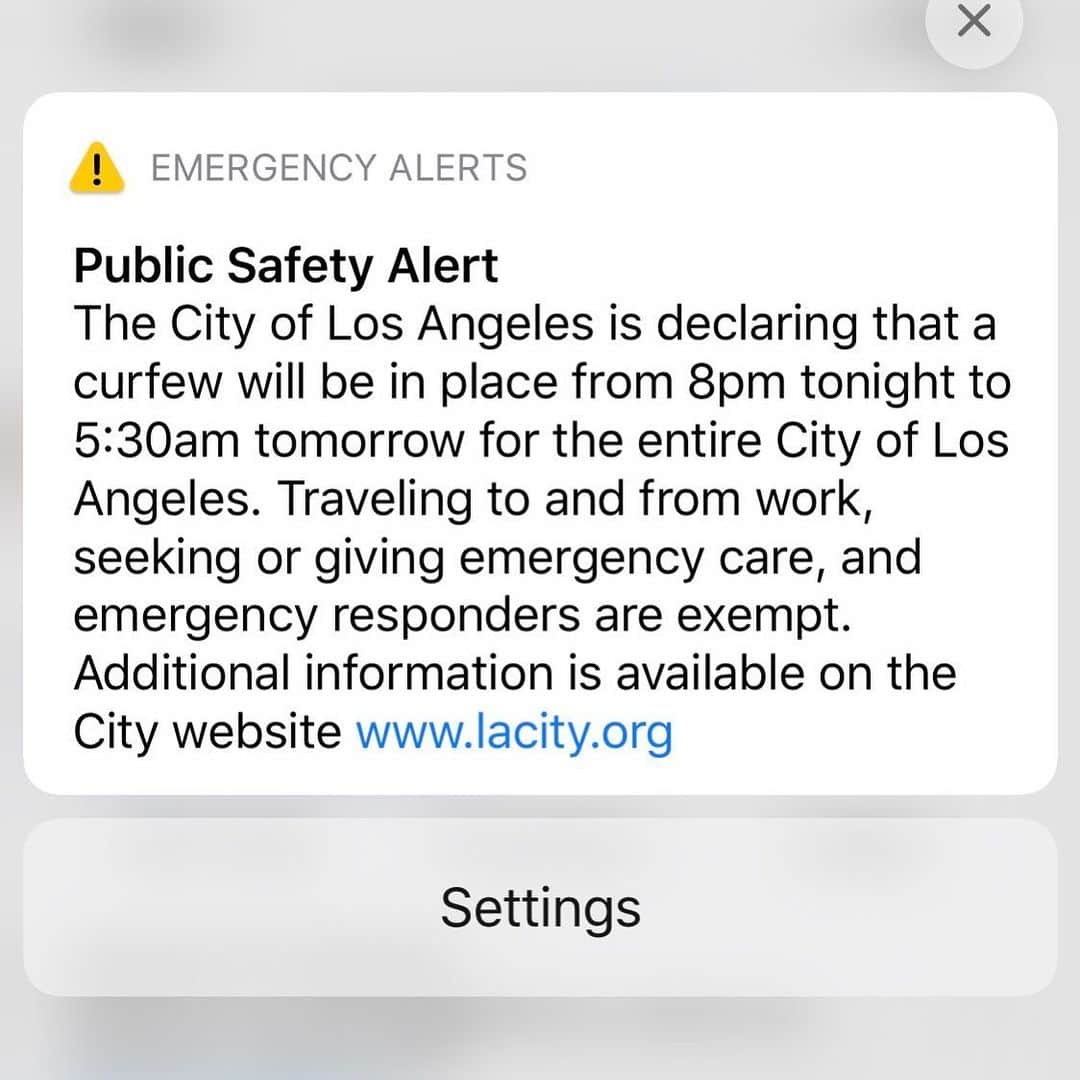 アナ・ケンドリックのインスタグラム：「‪I’m home now, but damn. This emergency alert just popped up. Stay safe out there everyone. #laprotest ‬」