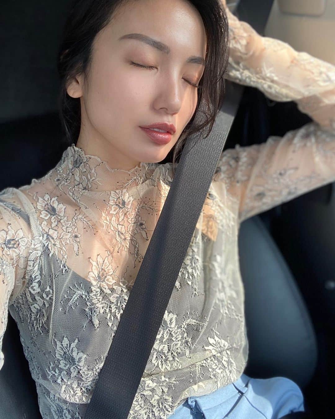 吉田愛璃のインスタグラム：「. . 💙  最近ETVOS好き #ミネラルアイバーム と#ミネラルルージュ だけピッピって塗って終わり👍  #メイク #すっぴんでいることに慣れたのか #どんどん薄くなる #自然体 #etvos」
