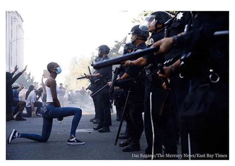 ヘイリー・キヨコのインスタグラム：「OUR BLACK COMMUNITY IS HURTING. THEY HAVE BEEN FAILED CONTINUALLY BY OUR COUNTRY AND ITS OPPRESSIVE JUSTICE SYSTEM FOR CENTURIES. THE WEIGHT OF THIS PAST WEEK IS JUST A GLIMPSE OF THE BURDEN THAT HAS BEEN CARRIED BY BLACK PEOPLE FOR GENERATIONS IN THIS COUNTRY. IT IS EXHAUSTING. IT IS TERRIFYING. AND IT IS NOT OKAY. WE CAN’T FIX A BROKEN SYSTEM - WE NEED TO BUILD A NEW SYSTEM. THROUGH EDUCATION. BETTER LEADERSHIP. UNITING TOGETHER AS ALLIES TO EFFECT REAL CHANGE. MY FRIENDS ARE PEACEFULLY PROTESTING AND GETTING PHYSICALLY ATTACKED AND BEATEN. I AM SICK TO MY STOMACH. THE ENTIRE POLICE FORCE IS FIGHTING AGAINST US WHEN THEY SHOULD BE FIGHTING WITH US IN SUPPORT OF THE BLACK COMMUNITY. FIGHTING FOR JUSTICE. FOR THE PEOPLE WE LOVE. WE CAN NO LONGER ALLOW PEOPLE TO IGNORE THE PROBLEM OF RACISM IN THIS COUNTRY. I will not allow my family friends, and neighbors to continue to be terrorized by racism. WE MUST ACT NOW! #blacklivesmatter #justiceforgeorgefloyd」