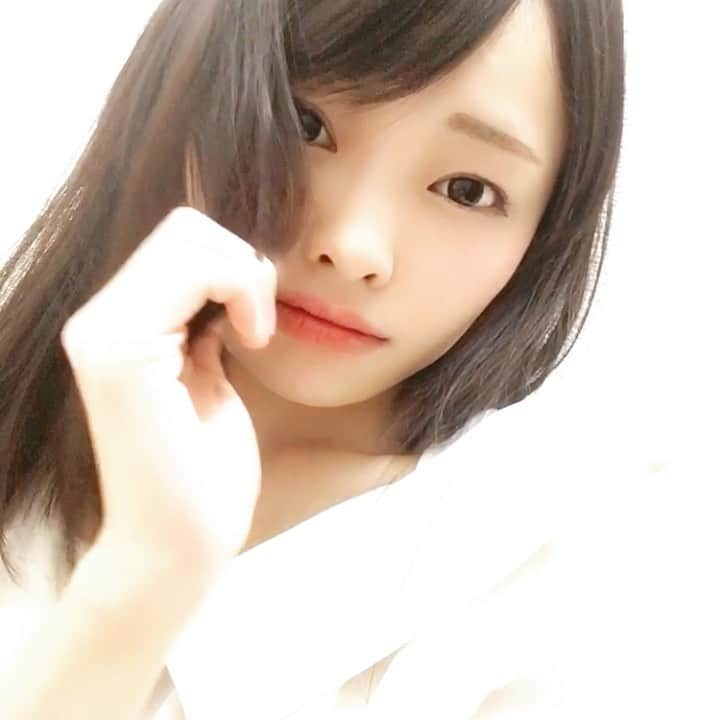 初芽里奈のインスタグラム：「おひさしぶりです⭐ 3年ぶりくらいでしょうかっ💦💦💦 ほぼTwitterにいる私ですが Instagramを見てくれてる方 本当にありがとうございます。  きょうはInstagramのストーリーというのを作るのに挑戦していました🌸🌸🌸 初めてやってみたのですが やり方が分からなすぎて用語も分からなすぎたのでちょっと珍しい真顔と不機嫌ちっくなわたしが撮れました😗✨ 今年の二月半ばまでオフライン活動の民だったのですがなかなかライブ活動の出来ない昨今、少しずつインターネットの使い方に慣れようとおもいますっ⭐(TIK TOKも登録だけして非公開で投稿の練習をしています🌸) あと今年はキャッシュレス決済に手を出してみようかなっ⭐✨✨なにぺいがいいのかしら、、、」