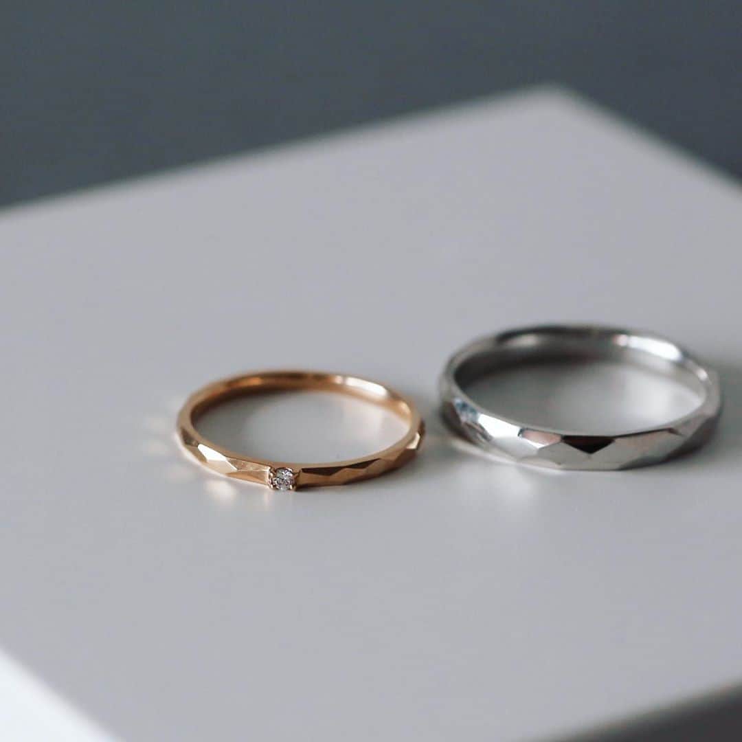 SIENAさんのインスタグラム写真 - (SIENAInstagram)「全面に施したダイヤ型の多面カットは周囲から受けた光を様々な方向に放ち、一瞬ごとに異なる表情を見せる。影は光があるから、光は影があるからより美しい。ありのままの姿、そのすべてが愛おしい。 . . マリッジリング　HIKARI . .  #シエナロゼ  #sienarose  #結婚指輪 #結婚指輪探し  #婚約指輪 #カップル #プレ花嫁」5月31日 11時31分 - sienarose_official