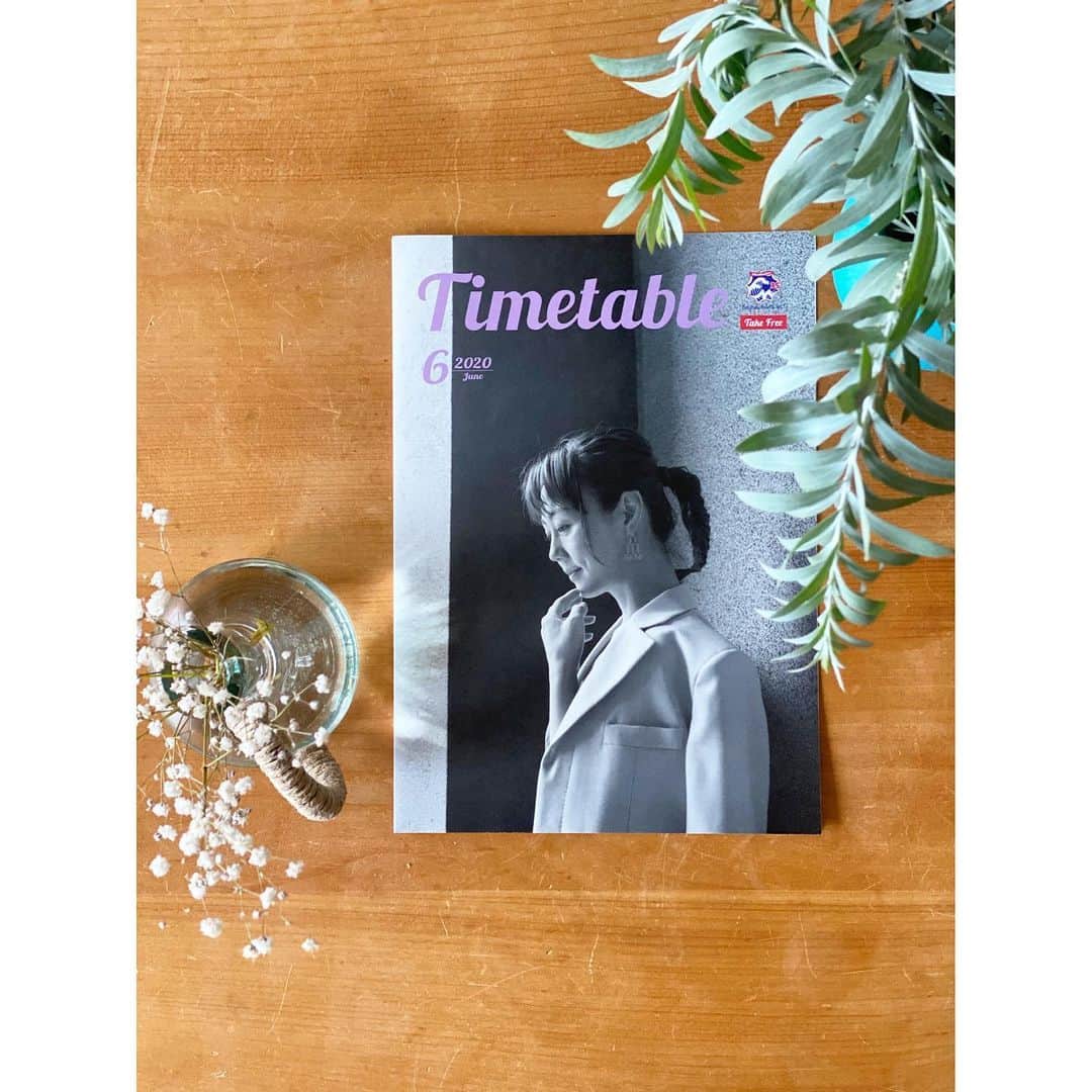 のインスタグラム：「* 今年開局35周年のFMヨコハマは、スペシャル企画として、世界的写真家ハービー・山口さんが毎月のタイムテーブルの表紙を飾ります。6月号として登場させて頂きました！ * 小学5年生の時受験生だった私は、勉強をしながら日曜日の朝の「Yokohama Top 40 Weekly Countdown」を聞くのが1週間の楽しみでした。その頃から私の中ではラジオを聞く習慣ができ、またHappy Telephoneというコーナーでは、ラジオに投稿することの心臓のバクバクも覚え（1度だけFAXを送ろうとしてやめました…）いつしか自分もラジオパーソナリティを目指すようになりました。 * TBSに入社してからも、つたない私のお喋りをなんとか世に出せるようにと沢山の方に育てて頂きました。そして退社後、FMヨコハマで「M  ARENA」という素敵な番組に出会うことができ、気付いたら7年目か8年目、、、（2013年か2014年か思い出せない。） * そんな中、2010年ぐらい（ここも曖昧）にTBSラジオで「プレシャスサンデー」を担当していた時、番組宛に自身の著書を送ってくださったハービー山口さんに出会ったのがきっかけで、私の節目では必ずハービーさんに勝負の一枚をお願いし、宣材写真を撮って頂きました。 * そして今回も、その企画のカメラマンは、ハービー山口さん！何枚も素敵なショットを撮って頂き、明るい私か、少しオトナな私か、、、二人で悩んで悩んで、最後は6月は梅雨なので静かな写真がいい！とお伝えし、この一枚になりました。 * ハービーさんの写真撮影はいつもすごく楽しくて、おしゃべりしてたら終わっちゃった！て言う感じです。そして、不思議な幸福感と高揚感が残る、まさに宝物のような時間なのです。そのハービーさんのご担当の「ハービーズレディオ」は、毎週金曜日18:20から18:40の放送です📻 * そして最後になりましたが、FMヨコハマの開局35周年！！心よりおめでとうございます。これからも誰かの心に寄り添えるような番組をお届けしたいと思っています。 * また、この長文を最後まで読んでくださったのに、何も出なくてごめんなさい🙏🍭🍬🍫 アザーカットの載ったエフヨコのwebページ、6月はプロフィールから飛べるように貼り付けます✨是非😊そちらもご覧ください。 * #エムアリ #herbieyamaguchi #ハービー山口 #fmyokohama」
