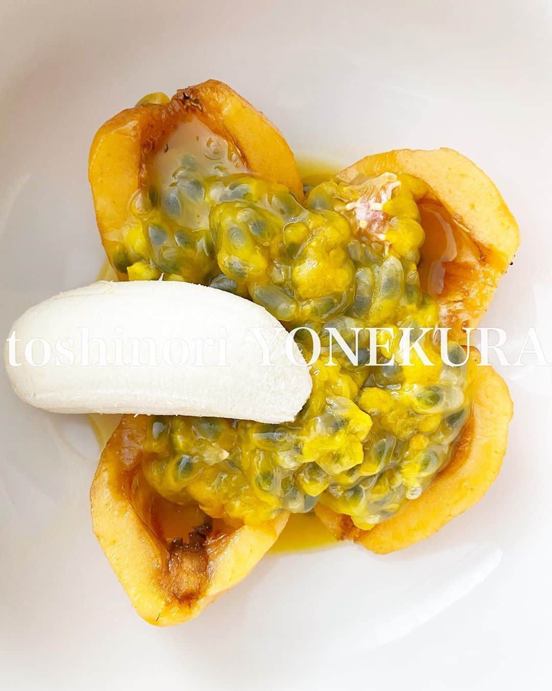 米倉利紀さんのインスタグラム写真 - (米倉利紀Instagram)「good morning #loquat #passionfruit #banana #枇杷 #パッションフルーツ #島バナナ」5月31日 11時40分 - toshi_yonekura