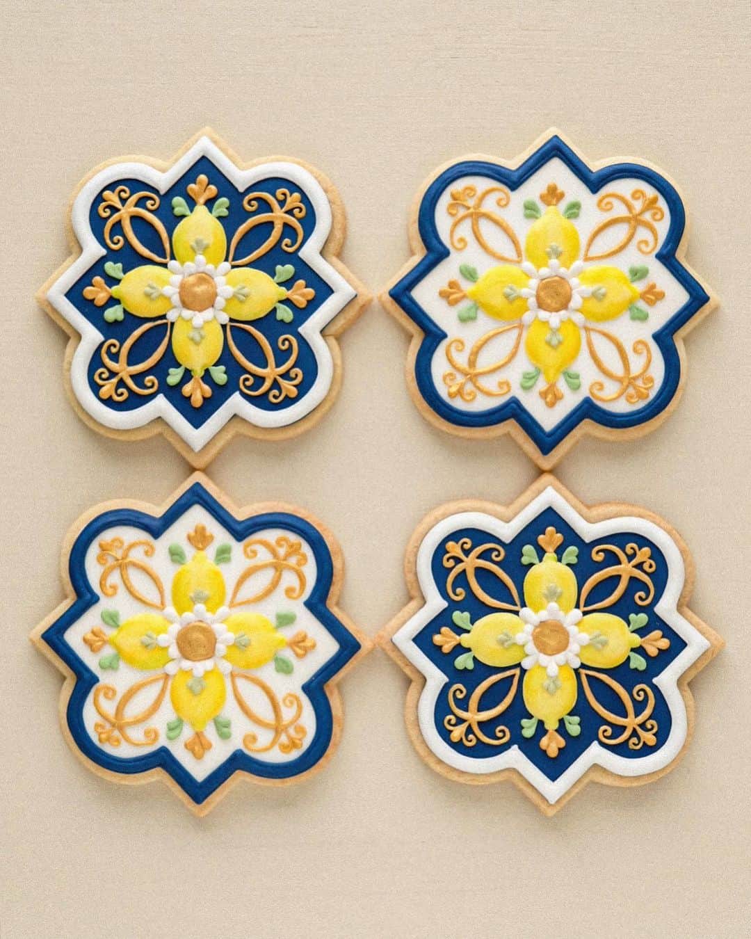 KUNIKAのインスタグラム：「Lemon tile cookies inspired by Amalfi memories...🇮🇹🍋⚓️﻿ ﻿ アマルフィの思い出から作ったタイルクッキー。﻿ 去年は休みさえあれば旅に出るのが日常で、それが今はとても尊い。﻿ 行ける時に行かなきゃ、一生行けないままだ💭 その時のお仕事状況だったり、家庭をもったり、世界情勢だったり、気軽に行けないとしても、生涯ずっと旅することを諦めたくない。﻿ 次は、いつ、どこに旅するだろう🌎﻿ ウズベキスタンかロシア、トルコに行きたいなぁ...皆さんはどこに行きたいですか？✈️﻿ ﻿ #artofkunika #kunicookie」