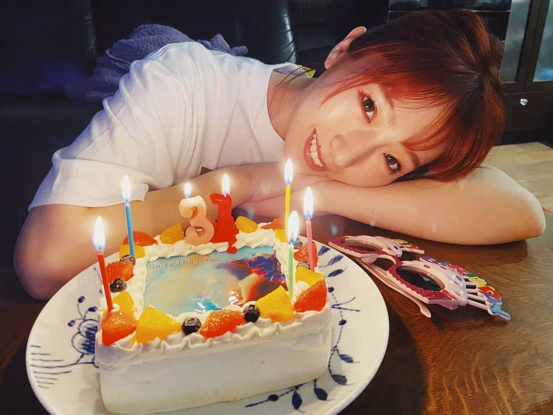 貴愛kwiae Officialのインスタグラム：「【 Seize the day 】の感想メッセージくれたり嬉しい。 ありがとう☺💗🥳😍🥺‼ * * サプライズでケーキのプレゼント！朝に届いたのー！冷蔵庫で自然解凍！すごく美味しかった💗🥺 ありがとう🥰🥺💋 * * * 母と父、家族、応援してくれるみんなに感謝してこの歳も実りある1年にします🥳いつも私の周りに傍にいてくれてる愛あるみんなに 私も私の名前の通り貴く愛していきたいです。 * * ロウソクの光はアプリなしで盛れる🥺ことにきづいた☺ 🐰ムーンちゃんを持つの練習したんだけど、彼は怖かったのか、お尻からタピオカポロポロ落としていました。 * * #20200530❤️ #birthday #birthdaycake #portrait  #写真 #バースデー #ケーキ  #写真ケーキ #kwiae  #貴愛  #like #love #sweets #誕生日」