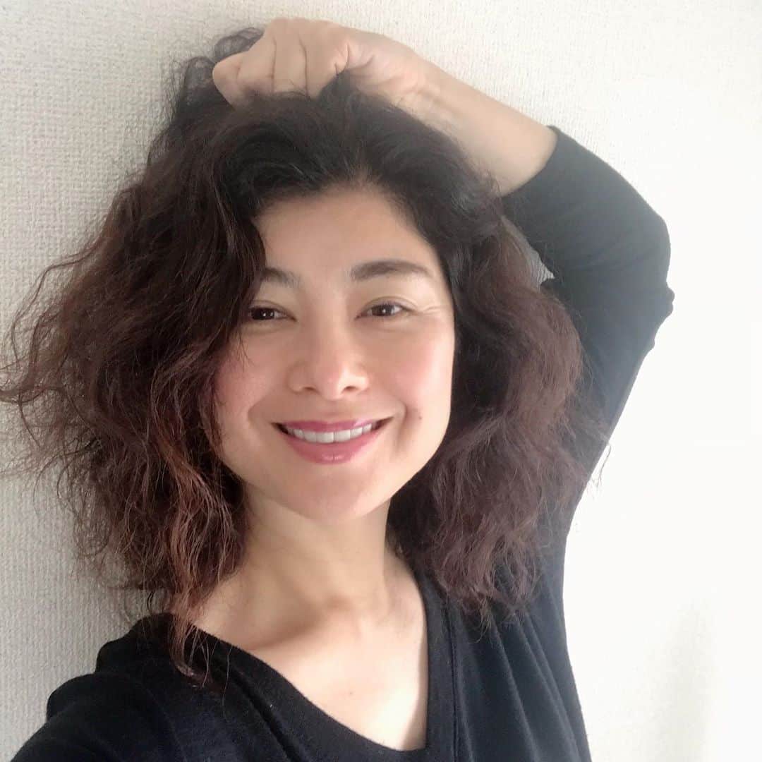 間々田佳子のインスタグラム：「頭皮はまめにムニュムニュつまんてマッサージしてるけど 髪の毛を束にして引っ張ってもいいんだってね。  #間々田佳子 #表情筋研究家 #コアフェイストレーニング #顔の筋トレ」