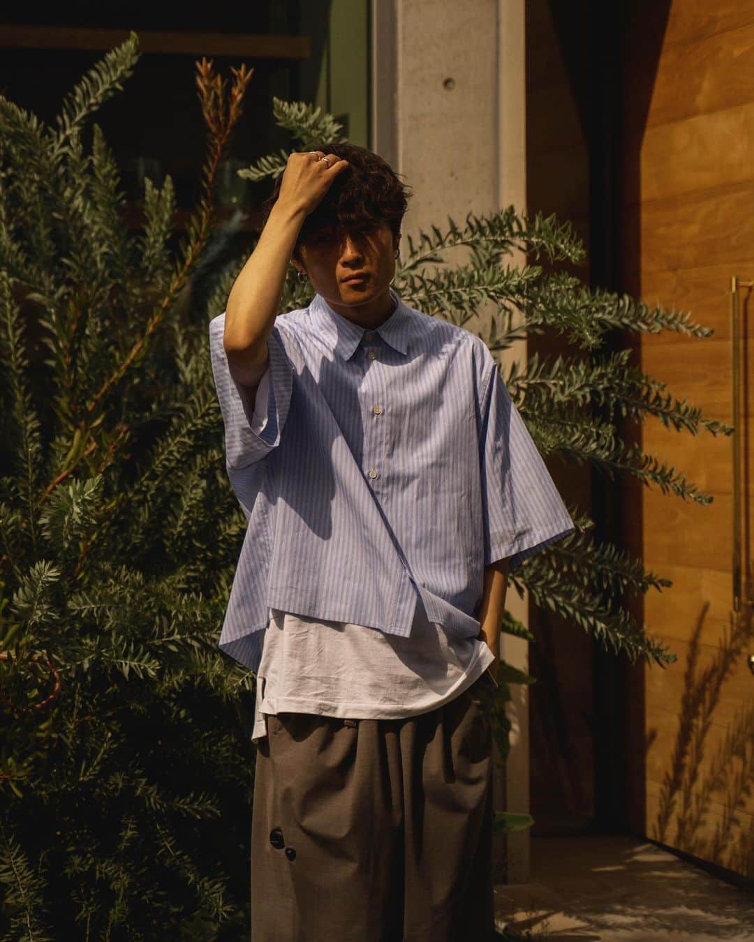 Ryoさんのインスタグラム写真 - (RyoInstagram)「ㅤㅤㅤㅤㅤㅤㅤㅤㅤㅤㅤㅤㅤ 最近長い丈も好きだけど、 夏は、ショートレングスの方が バランスがいい、気がする🙄 ㅤㅤㅤㅤㅤㅤㅤㅤㅤㅤㅤㅤㅤ shirt:#ryotakashima tee:#sunsea pants:#rams shoes:#newbalance992」5月31日 11時49分 - ryo__takashima