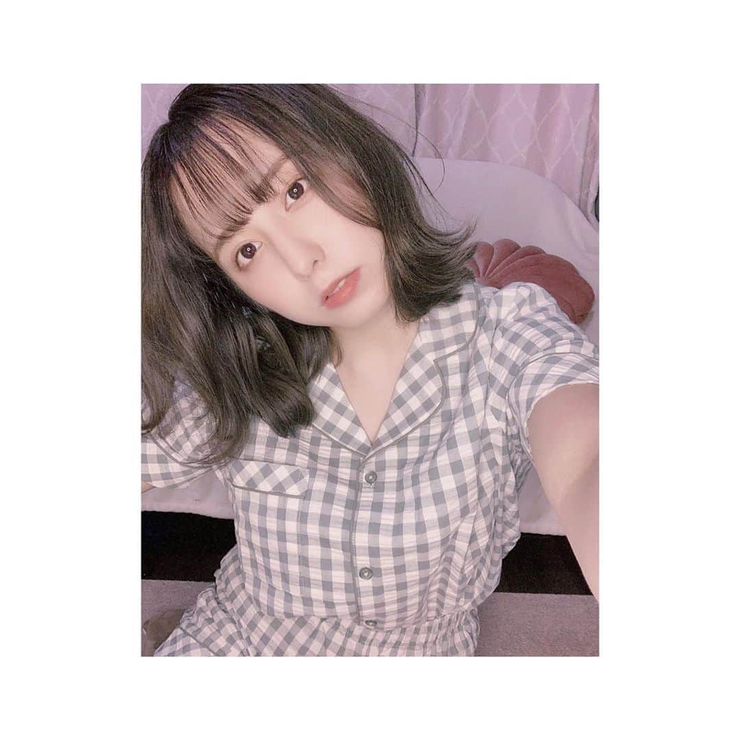 前田美里のインスタグラム：「お家ノスタルジック (#インスタグラマー 感) .  #おうち時間 #stayhome #ノスタルジック #パジャマ #GU #guパジャマ #女子力 #自撮り #今日の服 #film #film_jp #photo #selfie #ファインダー越しの私の世界 #写真好きな人と繋がりたい #ヲタク #乃木坂46 #欅坂46 #日向坂46 #japanesegirl #follow #followme」