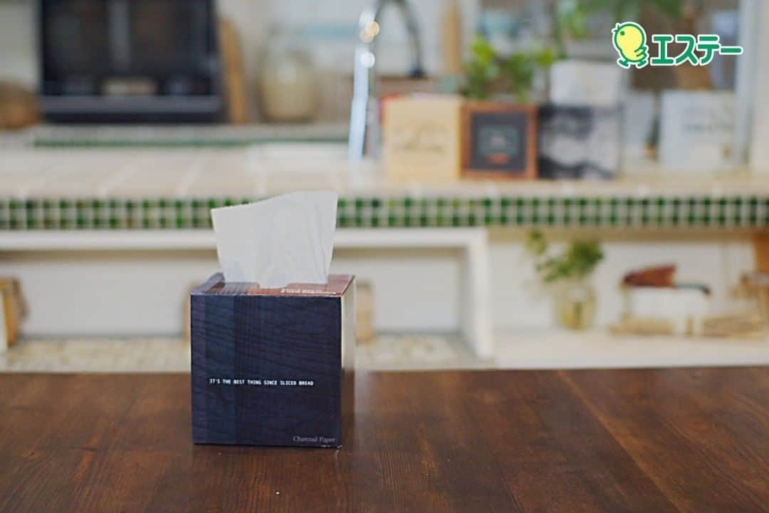 カインズさんのインスタグラム写真 - (カインズInstagram)「【エステー×cainz】 ロール紙に活性炭＋強化備長炭を配合した『脱臭炭ニオイとり紙』。素材が紙なので、丸める・包む・かぶせるなど、使い方は自由自在で、いつでもどこでも手軽に脱臭できます。ミシン目が15cmごとに入っているので、お好きな長さで使えて、生ごみの水分や靴の湿気も取ってくれるスグレモノ。 サッと取り出せるので、キッチンや玄関などニオイが気になる場所にいつも置いておくと便利ですよ。 ワインの木箱や黒板などのモチーフを使って、キッチンやリビング、玄関などそれぞれの空間に溶け込むデザインを4種類ご用意。どんな向きに置いても楽しめるようなパッケージデザインです。 . 脱臭炭ニオイとり紙 デザイン各種 価格 598円(税込) . 詳しくはこちら http://www.cainz.com/jp/design_exhibition/item/4901070160709.html . ※一部店舗によりお取り扱いがない場合がございます。ご了承ください。 ※限定品により、なくなり次第終了となります。 . #カインズデザイン展vol5 #エステー #脱臭炭 #ニオイとり紙 #脱臭 #脱臭剤 #備長炭 #ロール紙 #パッケージ #限定デザイン #designexhibition #stcorporation #deodorization #charcoal #paper #cainz #cainzhome #カインズ #カインズホーム #くらしにららら」5月31日 12時00分 - cainz_official