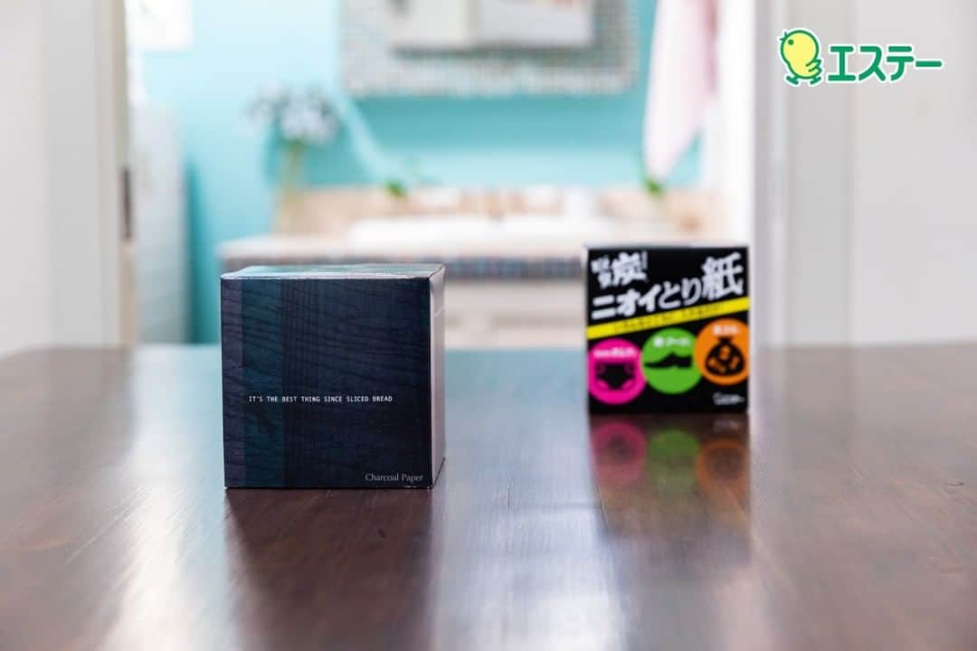 カインズさんのインスタグラム写真 - (カインズInstagram)「【エステー×cainz】 ロール紙に活性炭＋強化備長炭を配合した『脱臭炭ニオイとり紙』。素材が紙なので、丸める・包む・かぶせるなど、使い方は自由自在で、いつでもどこでも手軽に脱臭できます。ミシン目が15cmごとに入っているので、お好きな長さで使えて、生ごみの水分や靴の湿気も取ってくれるスグレモノ。 サッと取り出せるので、キッチンや玄関などニオイが気になる場所にいつも置いておくと便利ですよ。 ワインの木箱や黒板などのモチーフを使って、キッチンやリビング、玄関などそれぞれの空間に溶け込むデザインを4種類ご用意。どんな向きに置いても楽しめるようなパッケージデザインです。 . 脱臭炭ニオイとり紙 デザイン各種 価格 598円(税込) . 詳しくはこちら http://www.cainz.com/jp/design_exhibition/item/4901070160709.html . ※一部店舗によりお取り扱いがない場合がございます。ご了承ください。 ※限定品により、なくなり次第終了となります。 . #カインズデザイン展vol5 #エステー #脱臭炭 #ニオイとり紙 #脱臭 #脱臭剤 #備長炭 #ロール紙 #パッケージ #限定デザイン #designexhibition #stcorporation #deodorization #charcoal #paper #cainz #cainzhome #カインズ #カインズホーム #くらしにららら」5月31日 12時00分 - cainz_official