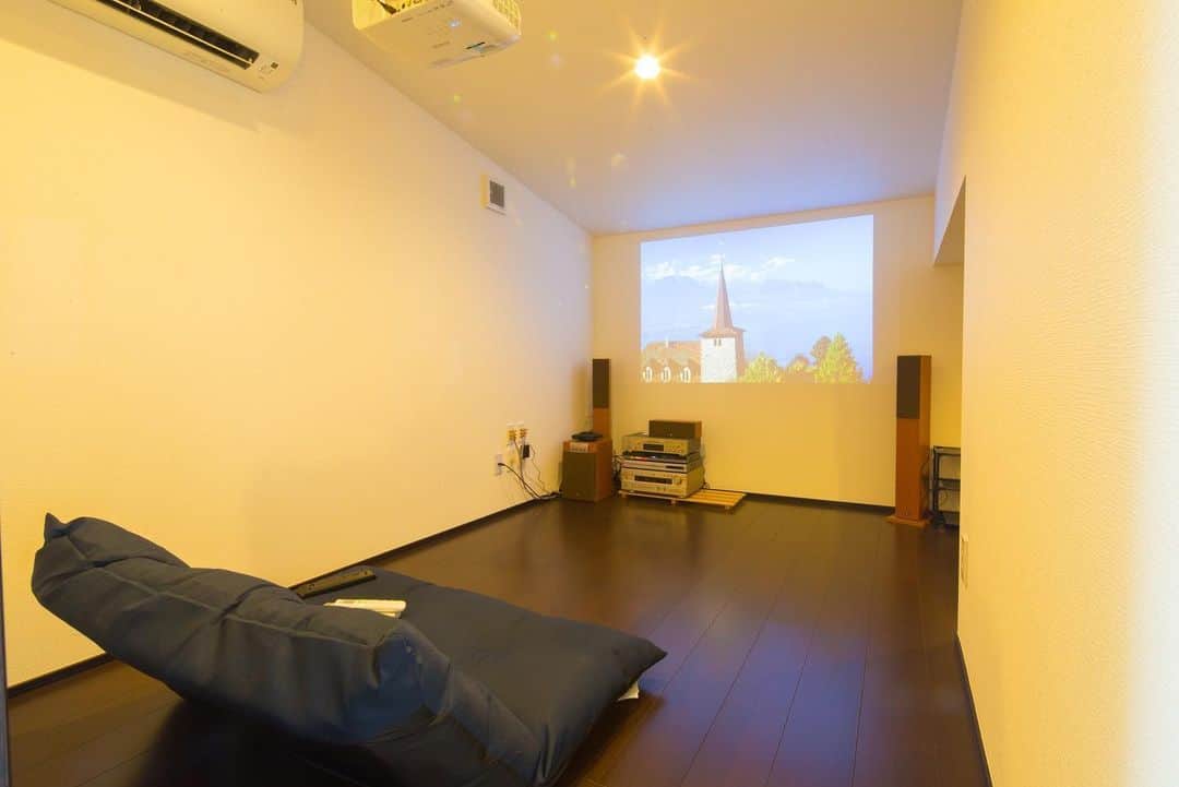 homelife 夢を叶える暮らし方のインスタグラム：「【まったりルームシアター】 . . 大画面でまったり映画鑑賞♪ お家にシアタールーム、すごく憧れます（*^^*） . . こちらのお家はアーキホームライフのお施主様邸の施工写真です。 その他の施工写真は、 @homelife_gallery のURLからご覧いただけます。 . 家づくりの資料請求はコチラから @homelife_shiryou . . #ルームシアター #趣味部屋 #お気に入りの場所 #映画鑑賞 #大画面 #こだわり #映画 #趣味 #憧れ #まったり #マイホーム計画 #ローコスト住宅 #マイホーム #夢のマイホーム  #暮らしを楽しむ #注文住宅 #自由設計 #デザイン住宅 #リノベ #リフォーム #myhome #family #house #home #homelife_京都 #homelife_大阪 #homelife_兵庫 #ホームライフ #ホームライフ100 #アーキホームライフ」