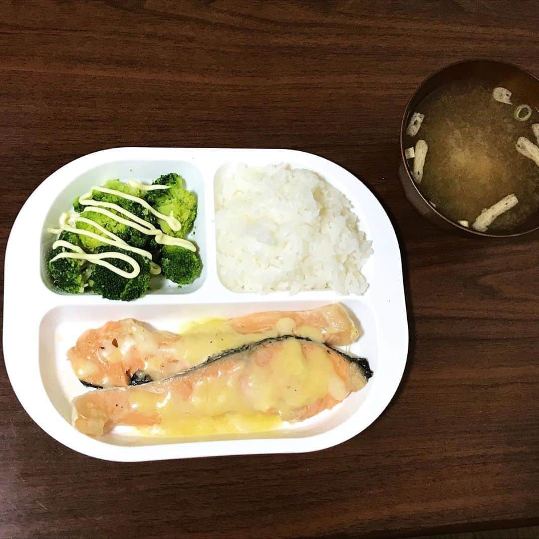 寺田浩子のインスタグラム：「おはようございます🌞  鮭チーズ ブロッコリー お揚げの味噌汁  #朝ごはん #朝ごはんプレート」