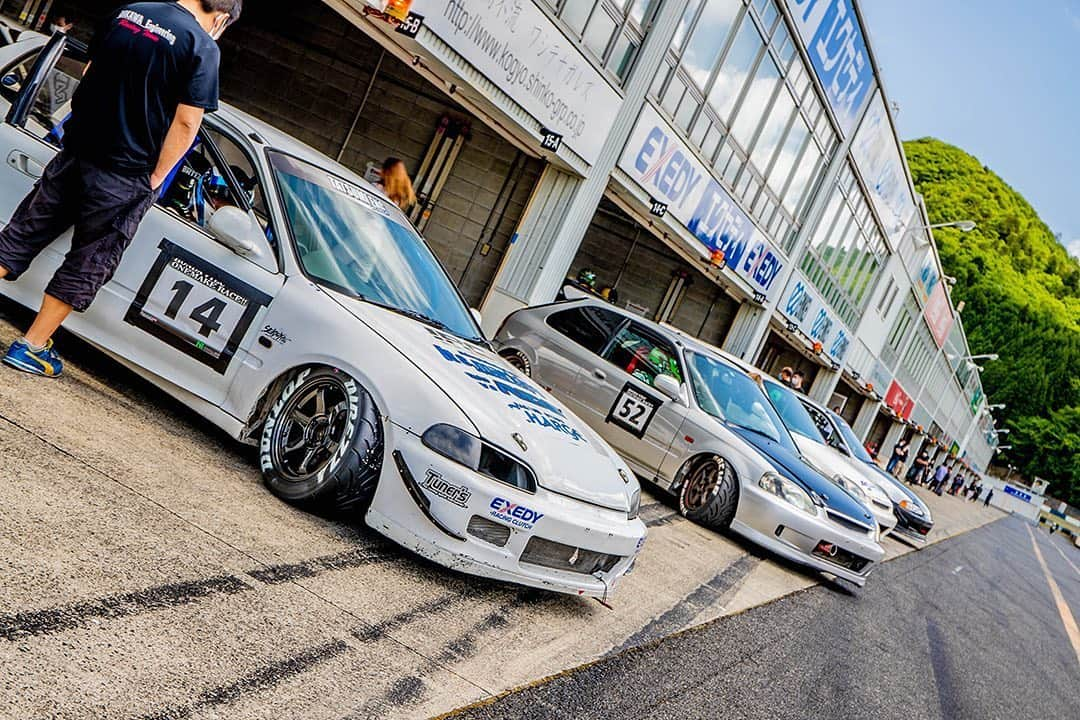 mistbahnさんのインスタグラム写真 - (mistbahnInstagram)「_ CHARGE Honda EG6 CIVIC and STEP UP Honda EK9 CIVIC _ _ Shot on May-24 2020 "HONDA VTEC ONE MAKE RACE 2020 Rd.2" organized by @zerofighterautocustom at Okayama International Circuit  _ owner: @kazuchan48 photo: @mistbahn _ _ JP) 2020年5月24日 岡山国際サーキット、ゼロファイターさん主催「HONDA VTEC ONE MAKE RACE 2020 Rd.2」。 _ _ #hondavteconemakerace #ホンダvtecワンメイクレース #zerofighterautocustom #okayamainternationalcircuit #岡山国際サーキット #civic #hondacivic #ホンダシビック #シビック #ctr #eg6 #egcivic #ek9 #ekcivic #tatusmieng #辰巳エンジ #制動屋 #seidoya #osakajdm #kanjo #kanjostyle #kanjoracer #kanjozoku #timeattack #timeattackjapan #hondasontrack #dunlop #direzza #rays #te37」5月31日 12時16分 - mistbahn