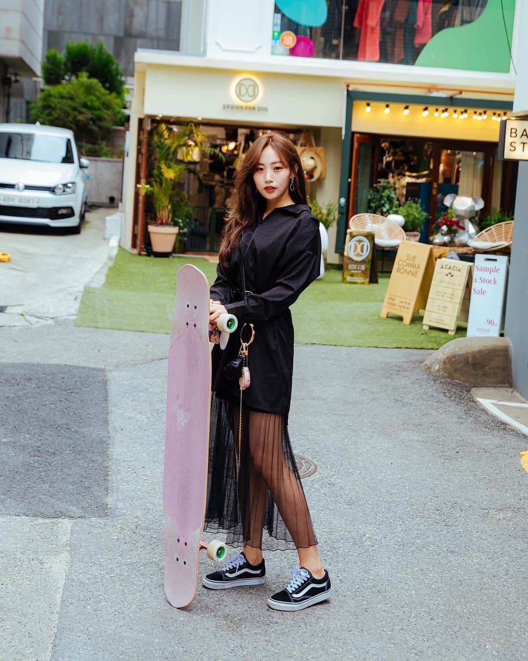 가로수길 , Seoulのインスタグラム：「Street Style Thx @1overara  모델 아라님  롱보드 잘타는 분들 너무 멋진거같아요🔥✨」
