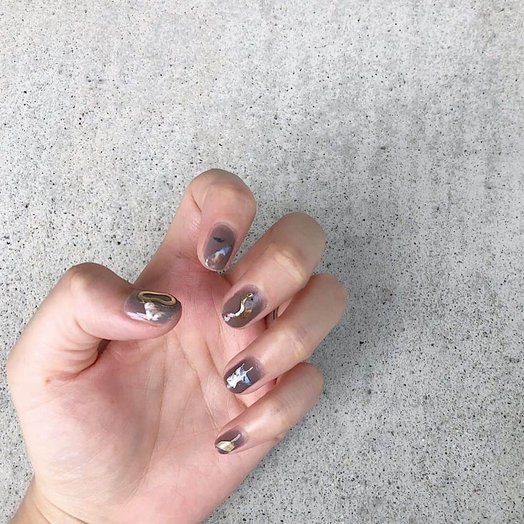 えりんこさんのインスタグラム写真 - (えりんこInstagram)「久々の#erincoネイル  ポリッシュでセルフネイル💅 ブログにアップしましたー！  #セルフネイル#ポリッシュネイル#ニュアンスネイル」5月31日 12時22分 - erinco_____